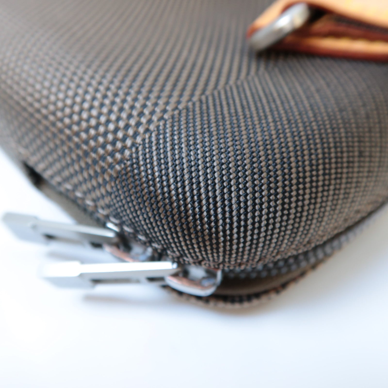 LOUIS VUITTON Damier Geant Mage Sling Bag銀扣腰包灰色