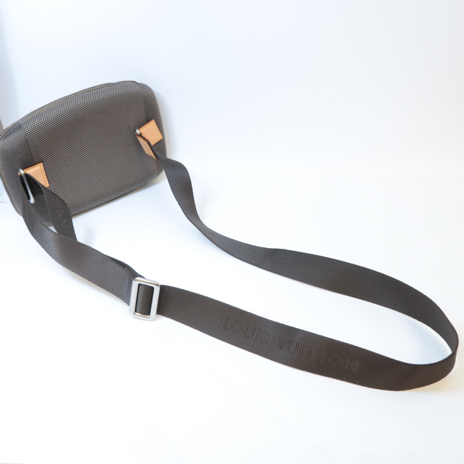 LOUIS VUITTON Damier Geant Mage Sling Bag銀扣腰包灰色