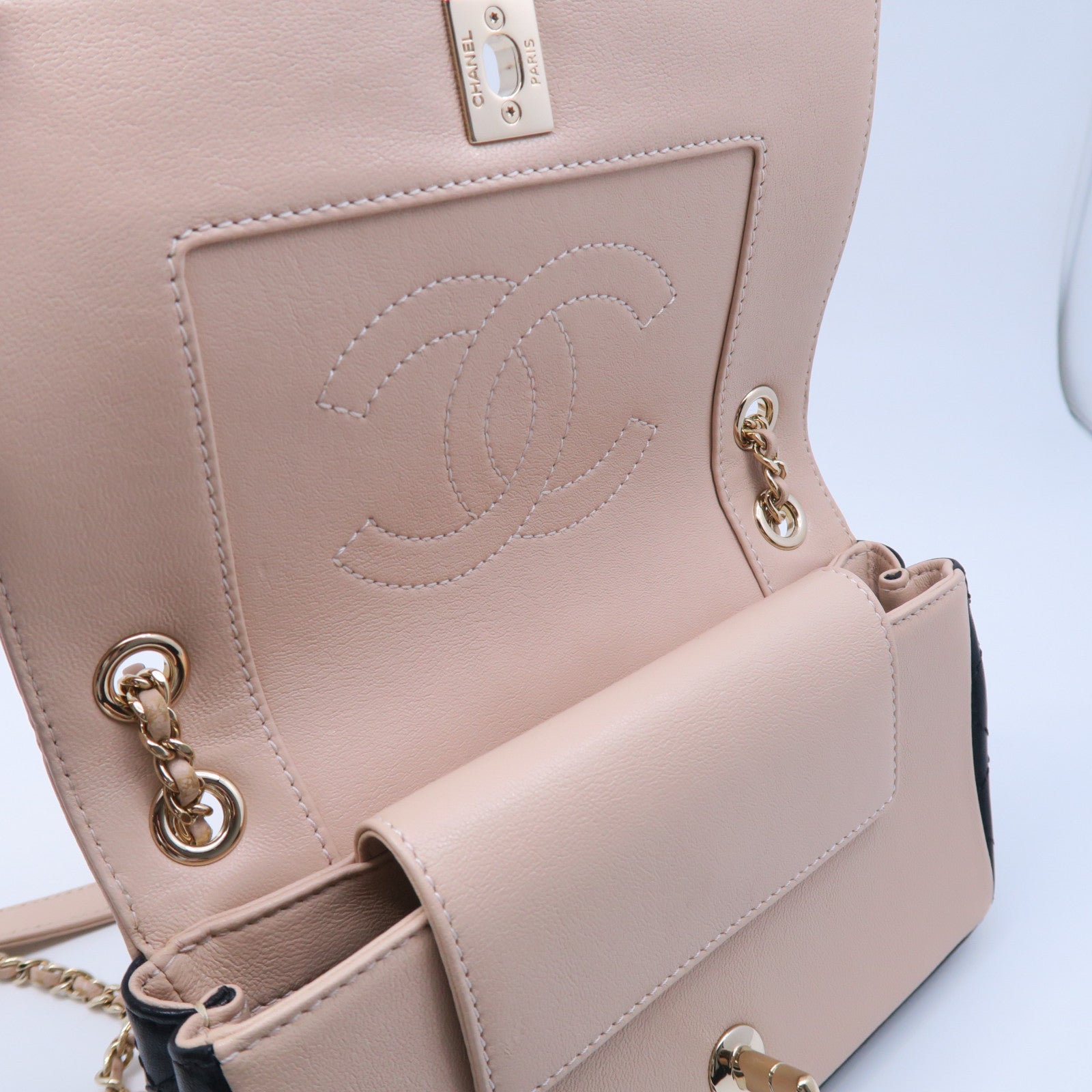 CHANEL 菱格牛皮皮革Chain Shoulder金扣肩背袋黑色/淺褐色