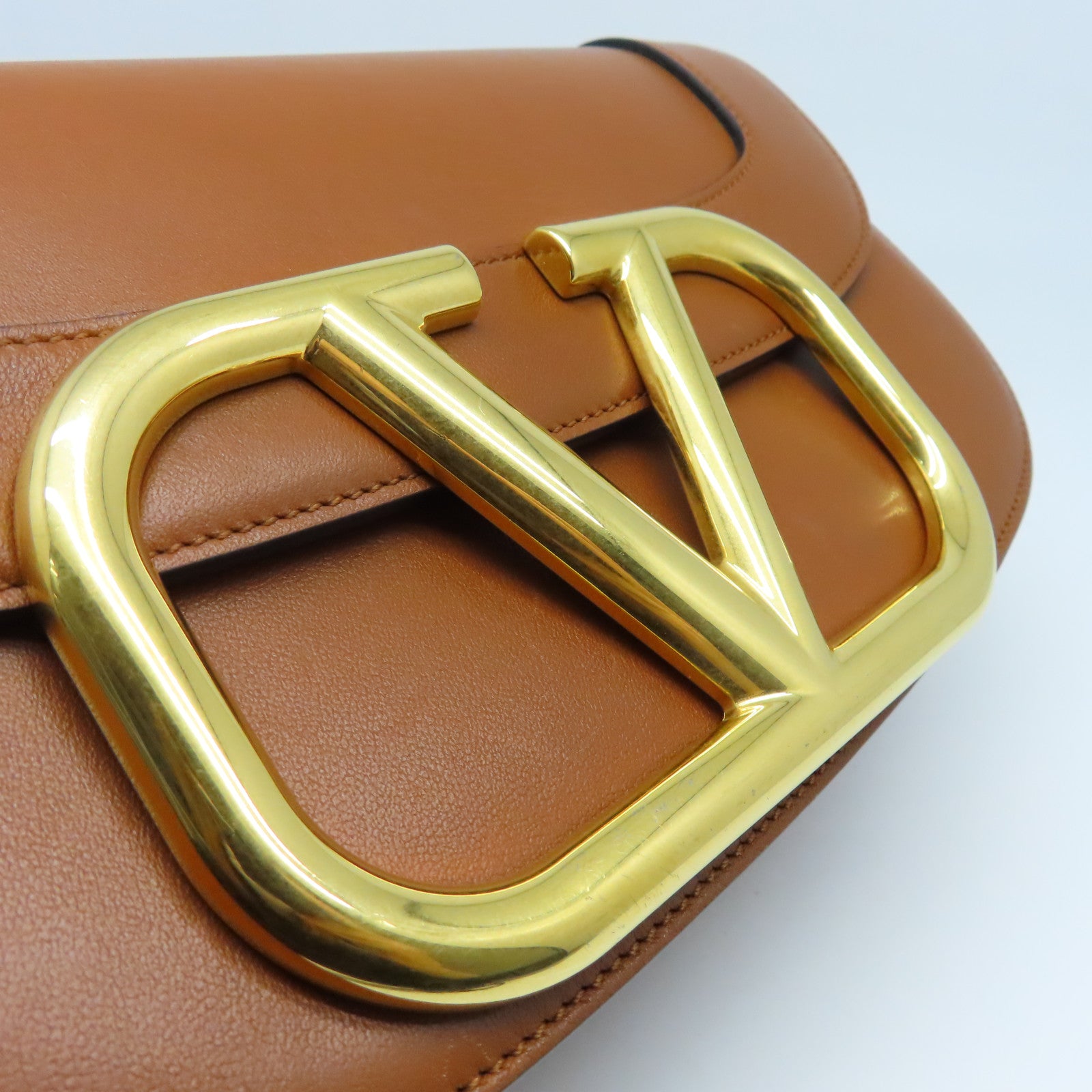 Valentino 牛皮皮革Super V Shoulder Bag金扣肩背袋棕色