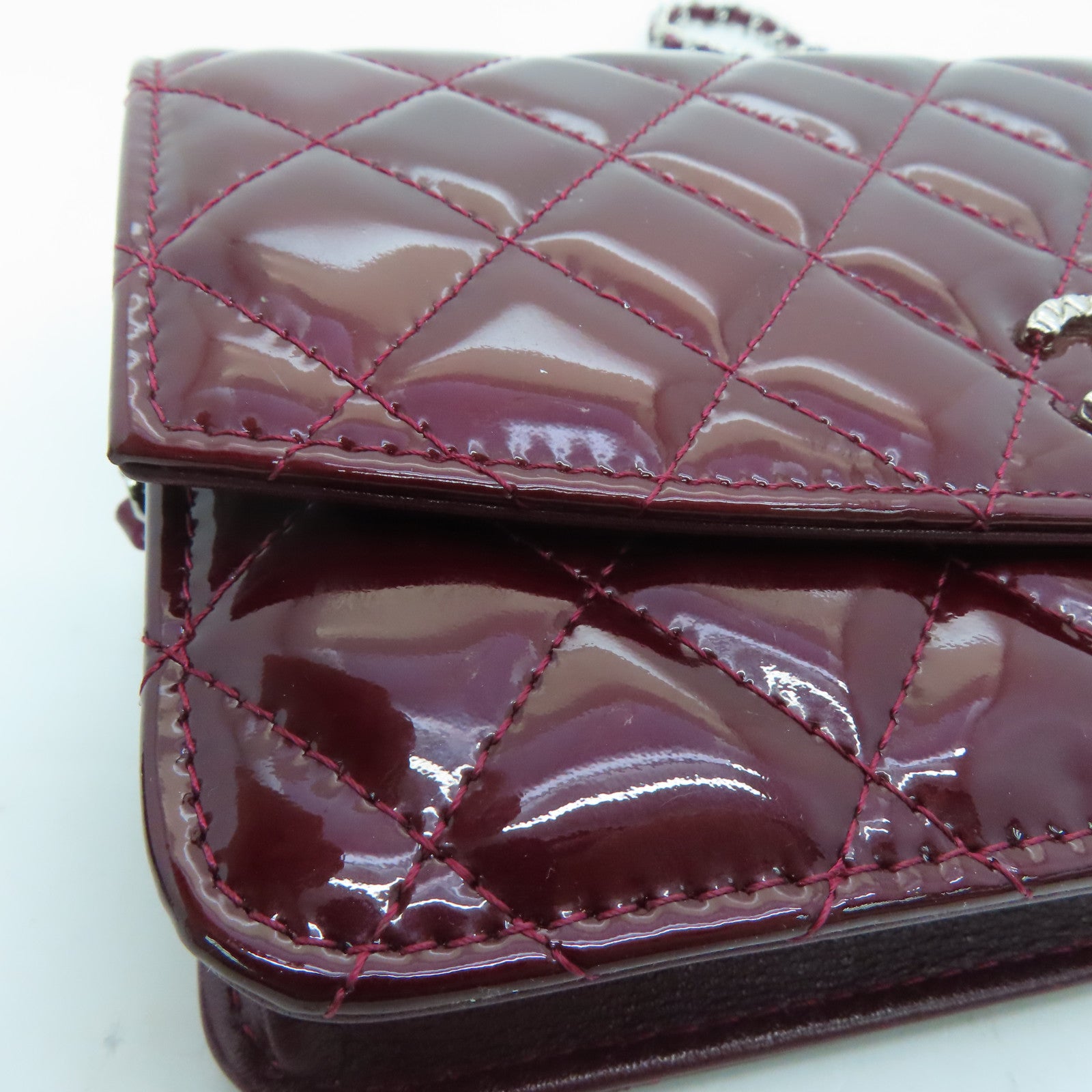 CHANEL 菱格漆皮皮革WOC Wallet On Chain銀扣肩背袋酒紅色
