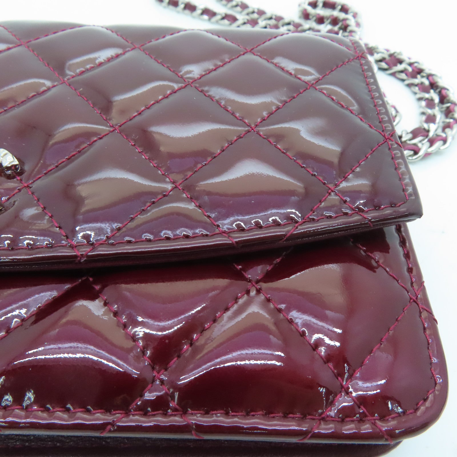 CHANEL 菱格漆皮皮革WOC Wallet On Chain銀扣肩背袋酒紅色