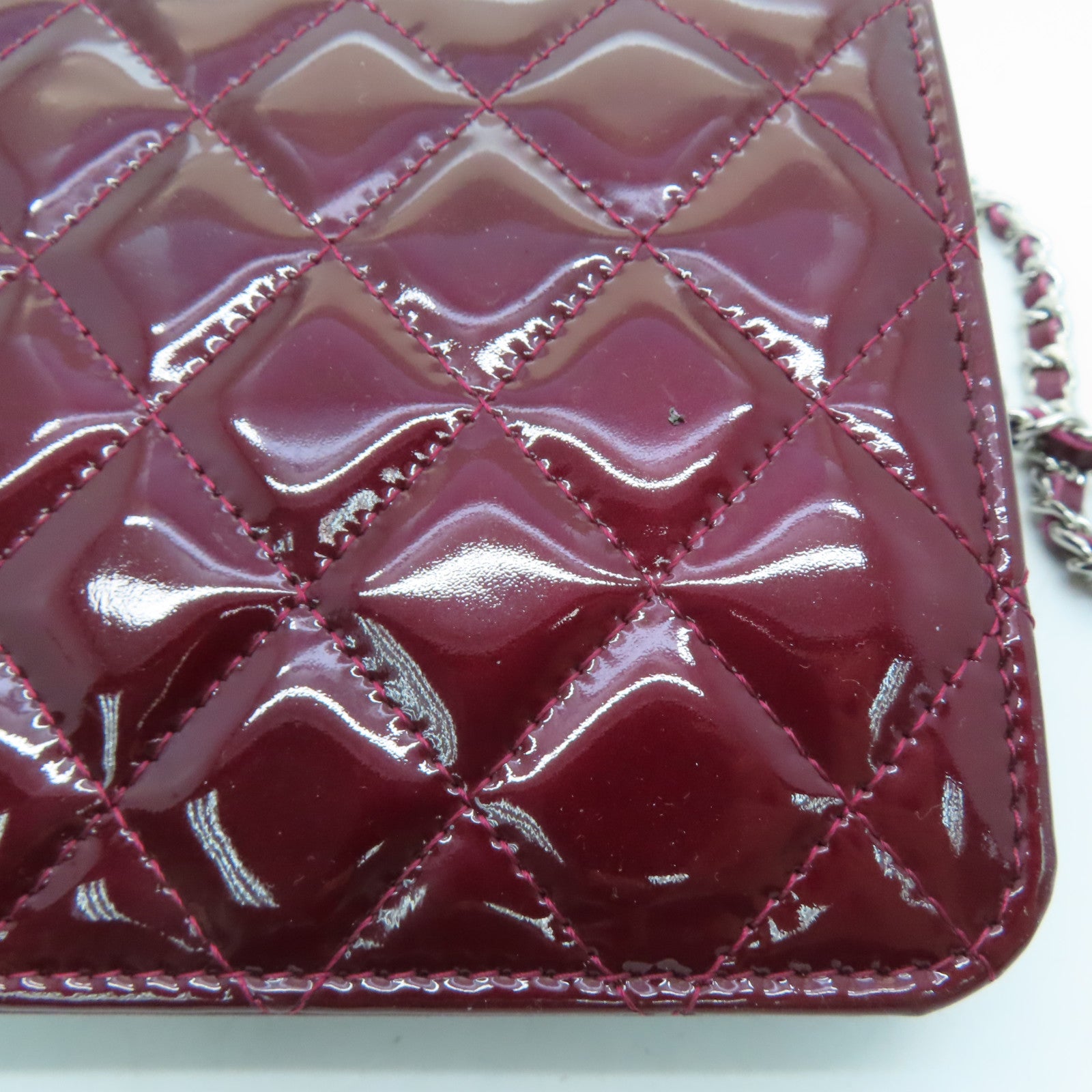 CHANEL 菱格漆皮皮革WOC Wallet On Chain銀扣肩背袋酒紅色