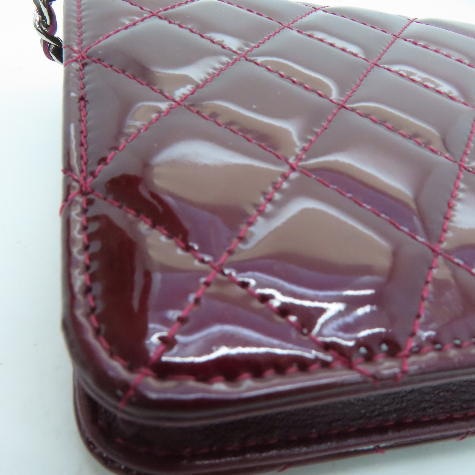 CHANEL 菱格漆皮皮革WOC Wallet On Chain銀扣肩背袋酒紅色