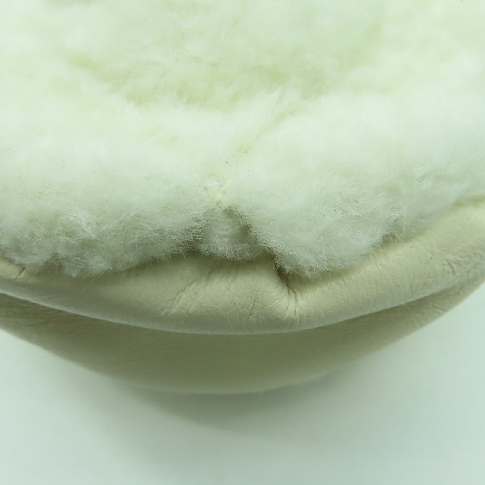 CHANEL 毛茸/皮革Hand Bag銀扣手挽袋白色