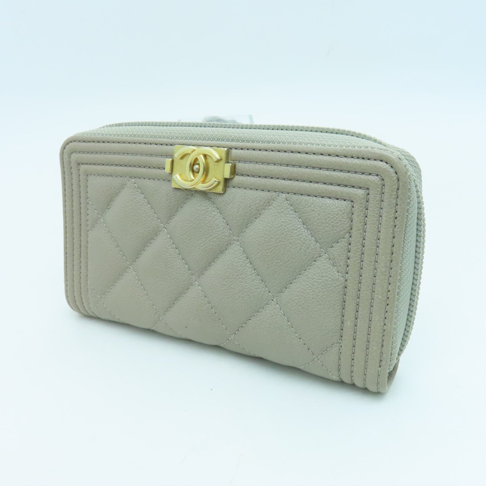 CHANEL 菱格Caviar皮革Boy Wallet金扣錢包米色