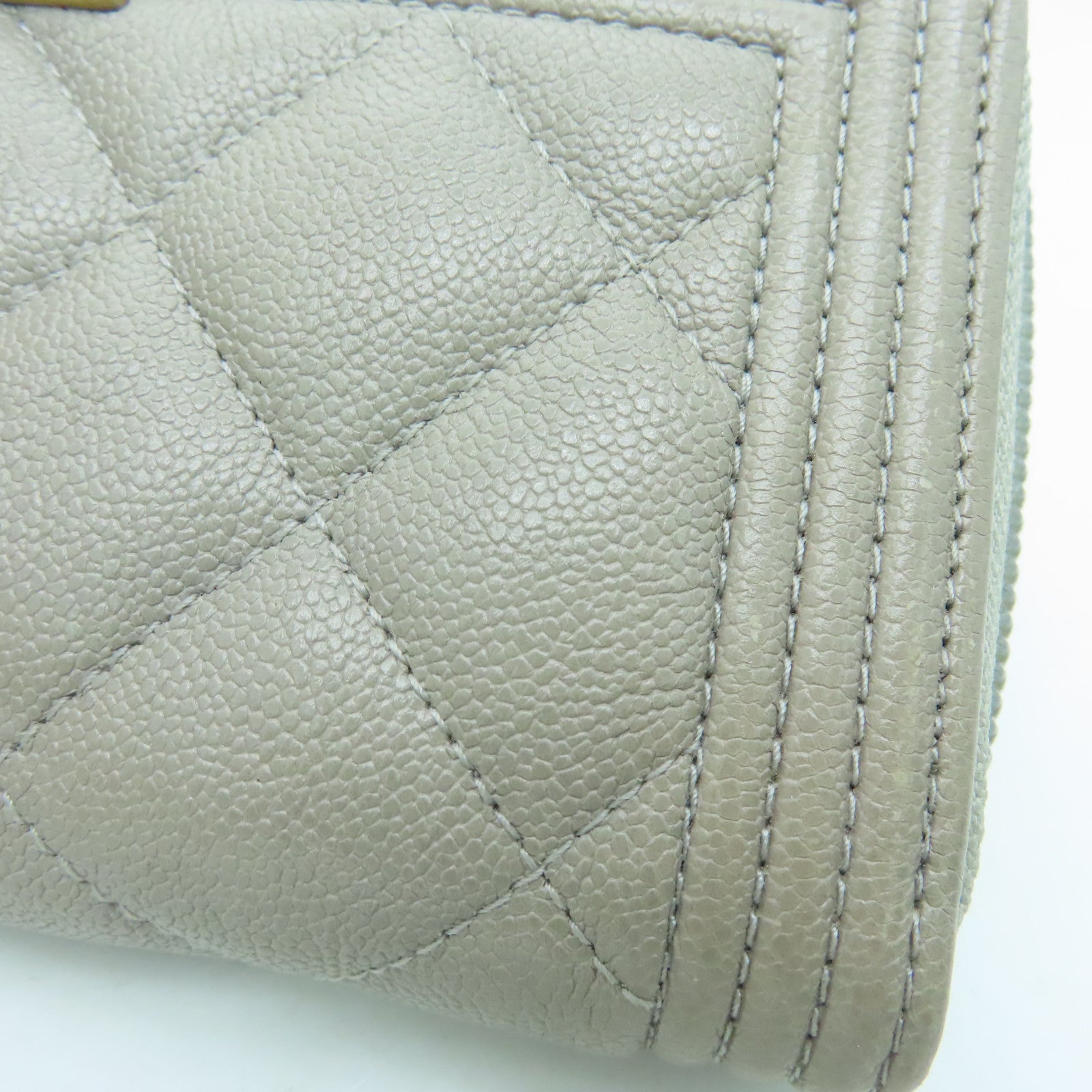 CHANEL 菱格Caviar皮革Boy Wallet金扣錢包米色