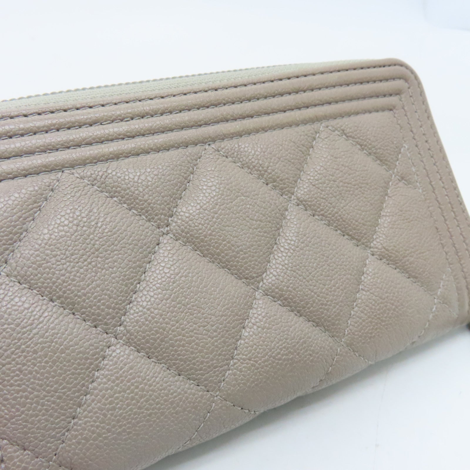 CHANEL 菱格Caviar皮革Boy Wallet金扣錢包米色