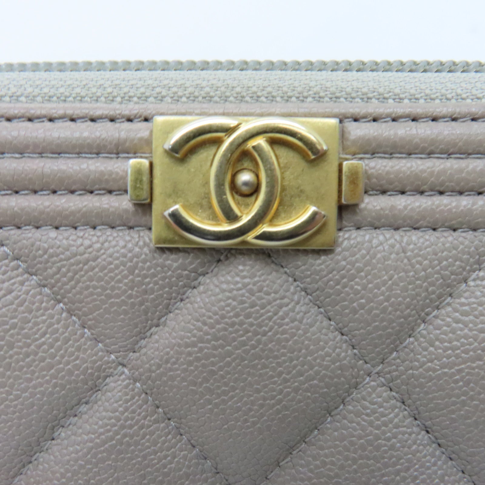 CHANEL 菱格Caviar皮革Boy Wallet金扣錢包米色