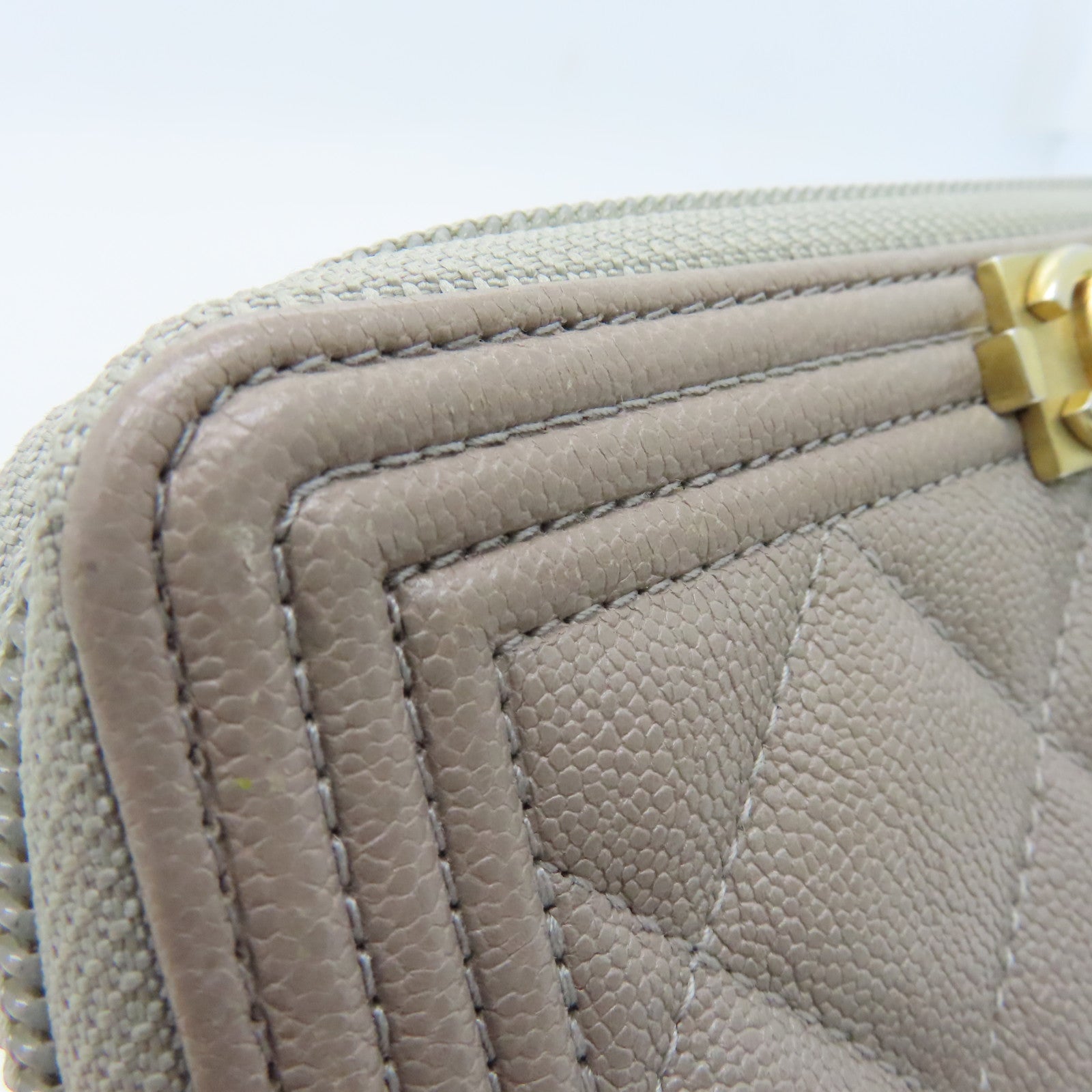 CHANEL 菱格Caviar皮革Boy Wallet金扣錢包米色