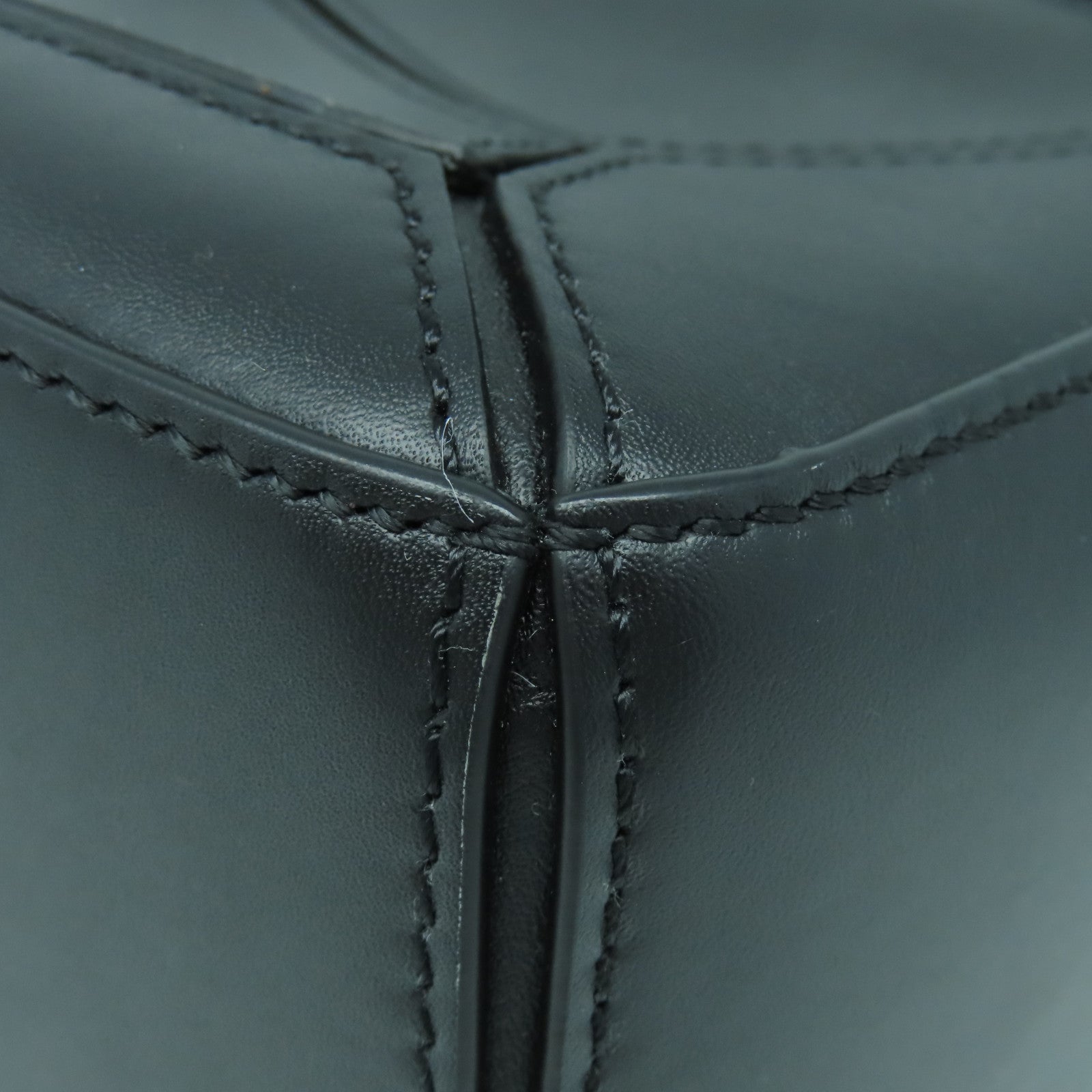 LOEWE 牛皮皮革Puzzle金扣肩背袋黑色
