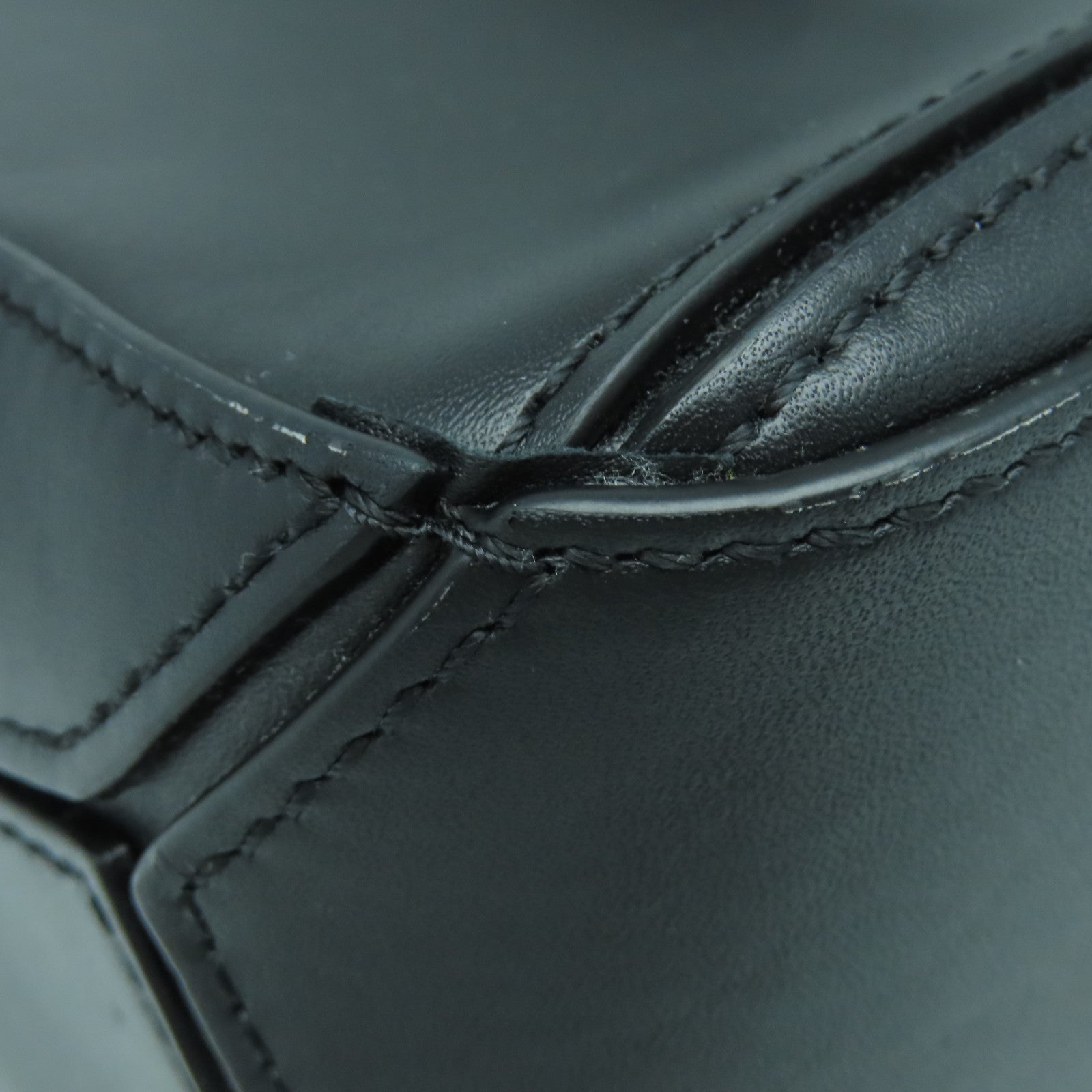 LOEWE 牛皮皮革Puzzle金扣肩背袋黑色