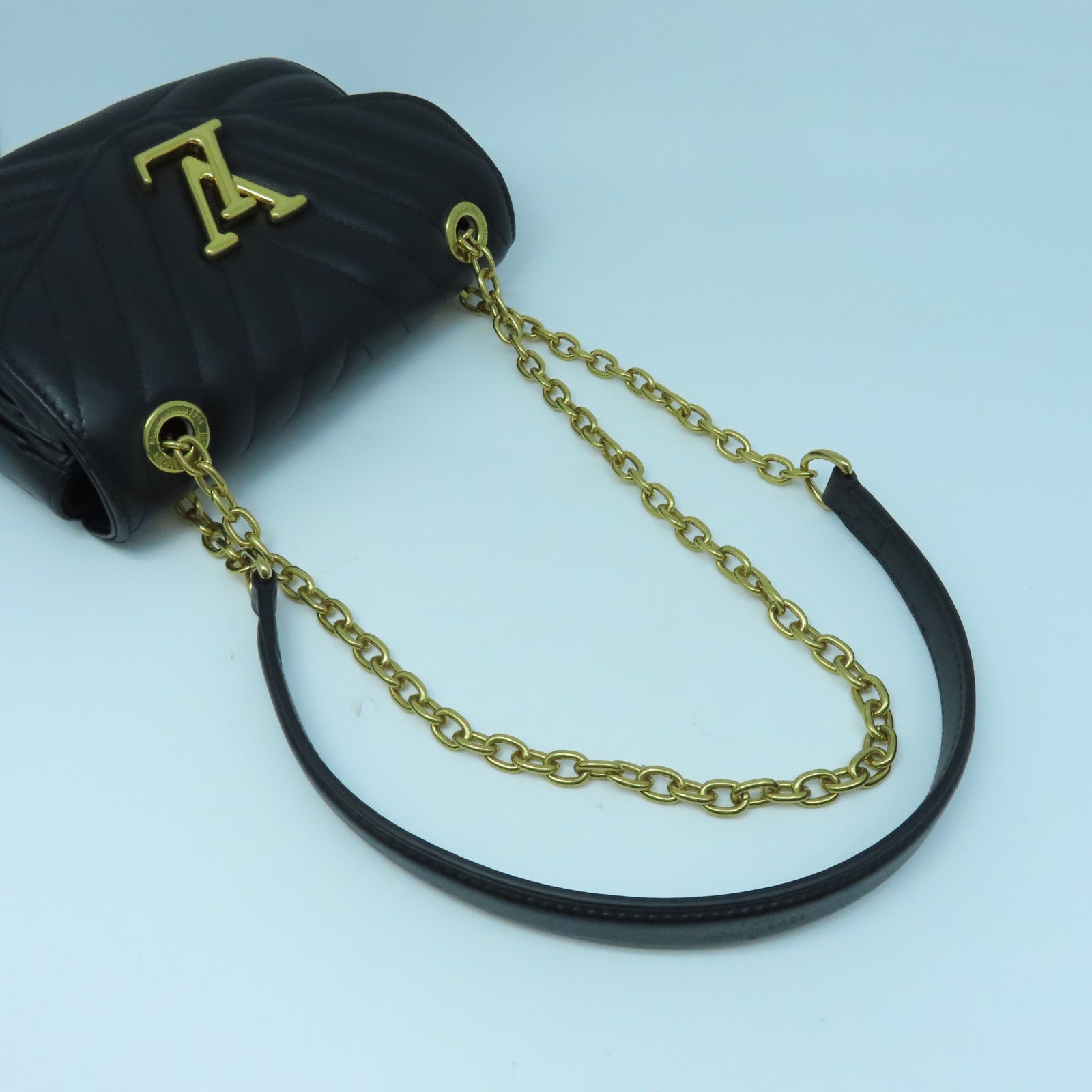 LOUIS VUITTON 牛皮皮革LV New Wave Chain金扣肩背袋黑色