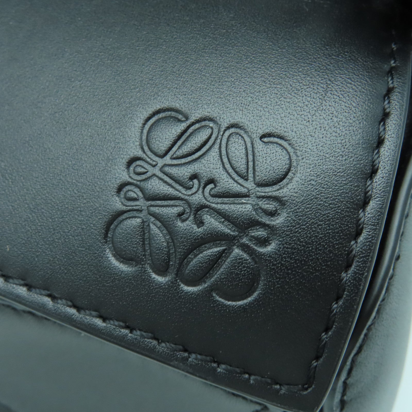 LOEWE 牛皮皮革Puzzle金扣肩背袋黑色