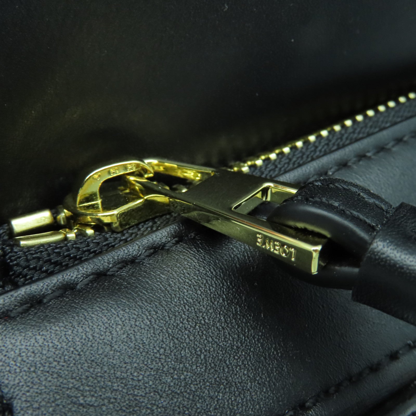 LOEWE 牛皮皮革Puzzle金扣肩背袋黑色
