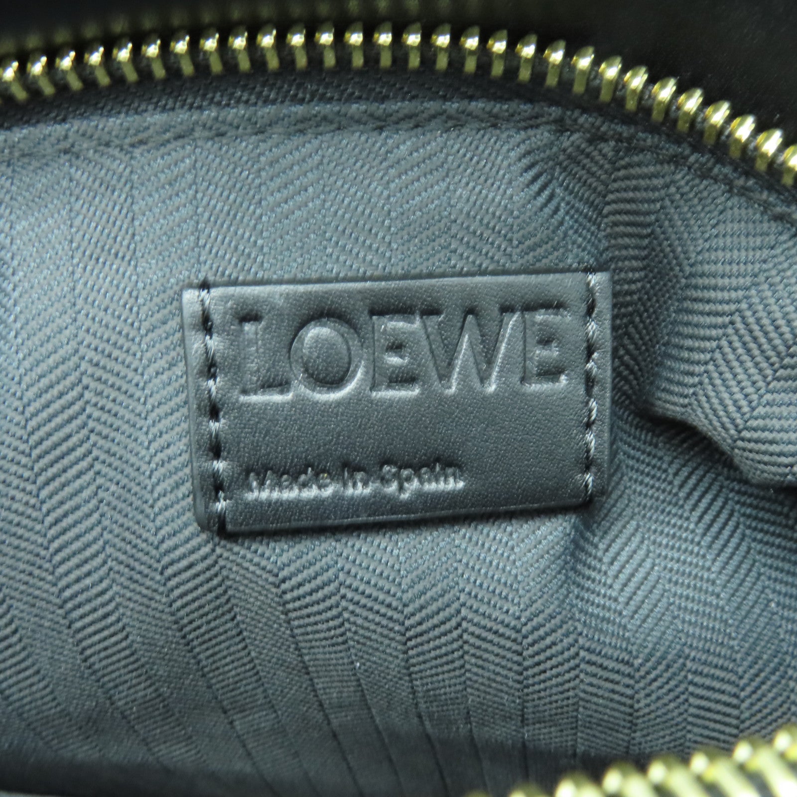 LOEWE 牛皮皮革Puzzle金扣肩背袋黑色