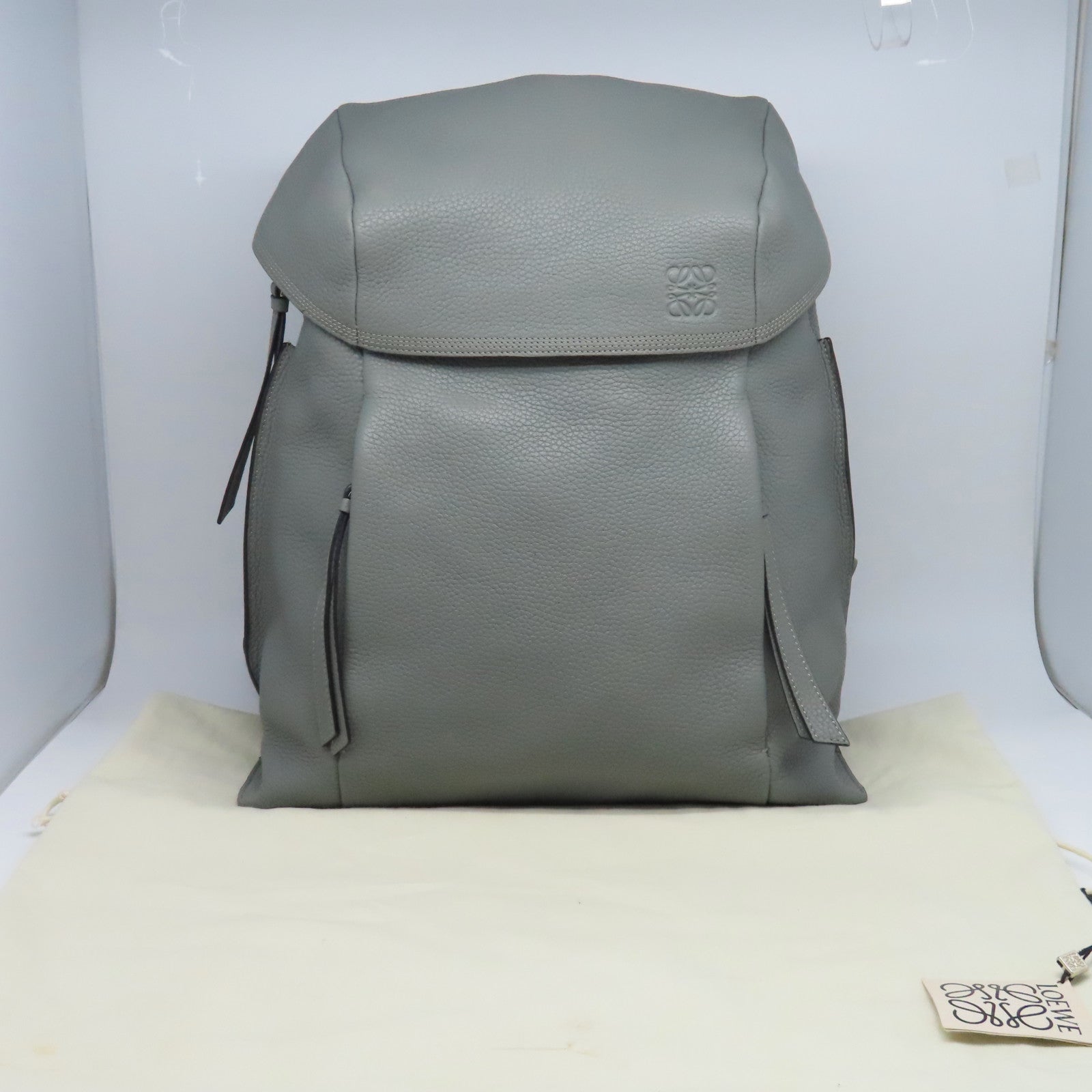 LOEWE 牛皮皮革Backpack銀扣背包灰色