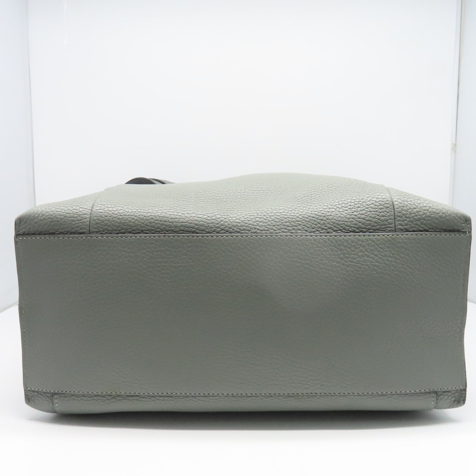 LOEWE 牛皮皮革Backpack銀扣背包灰色