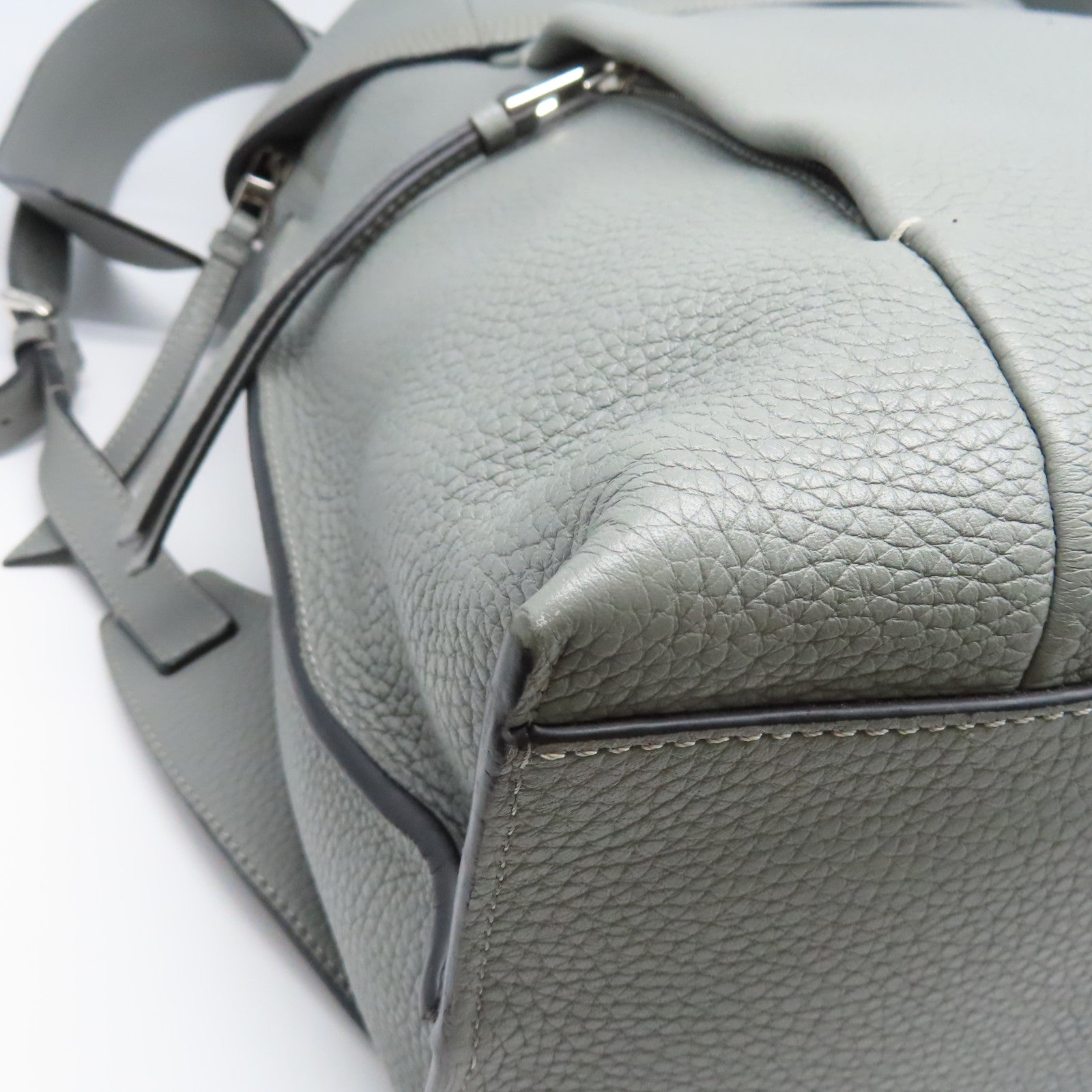 LOEWE 牛皮皮革Backpack銀扣背包灰色