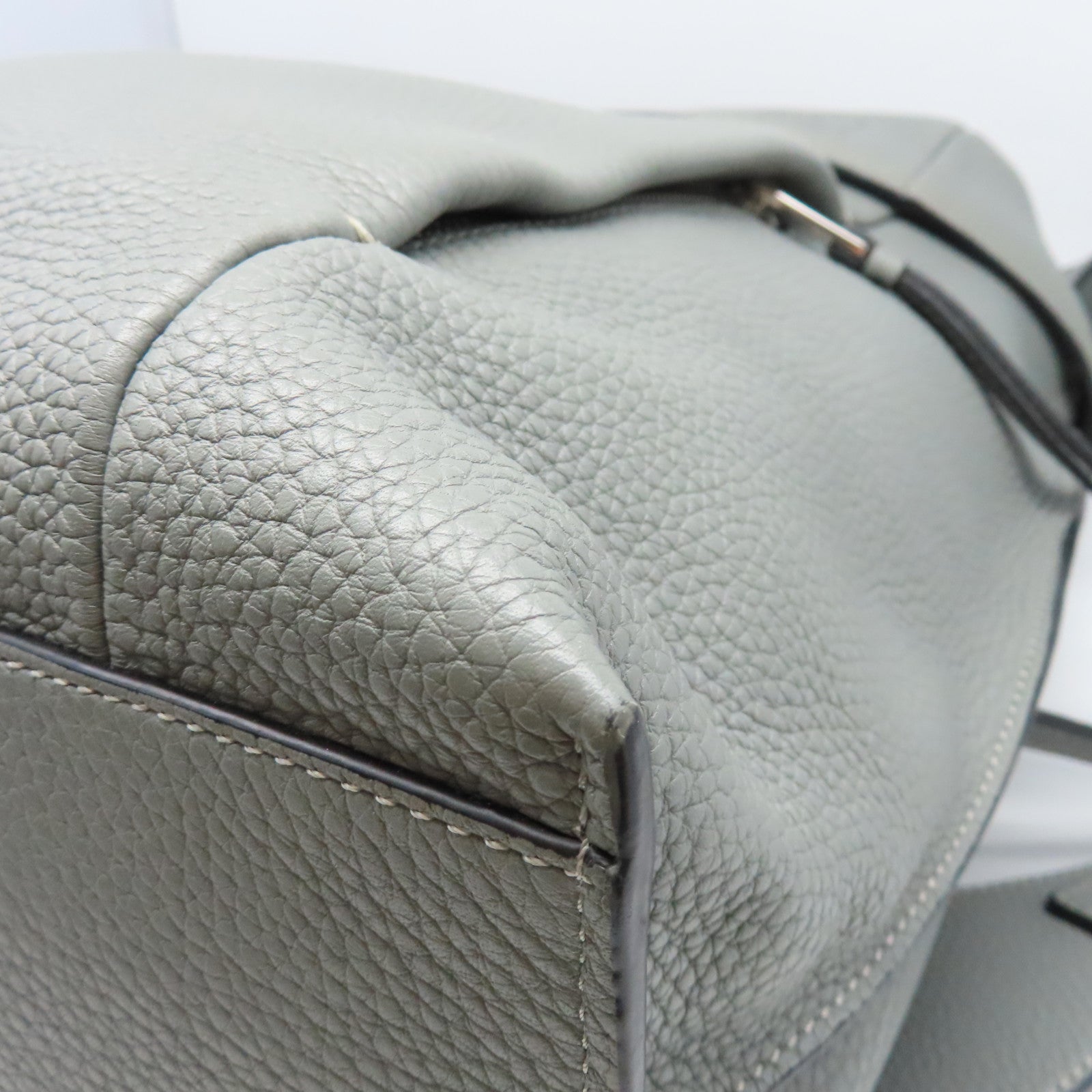 LOEWE 牛皮皮革Backpack銀扣背包灰色