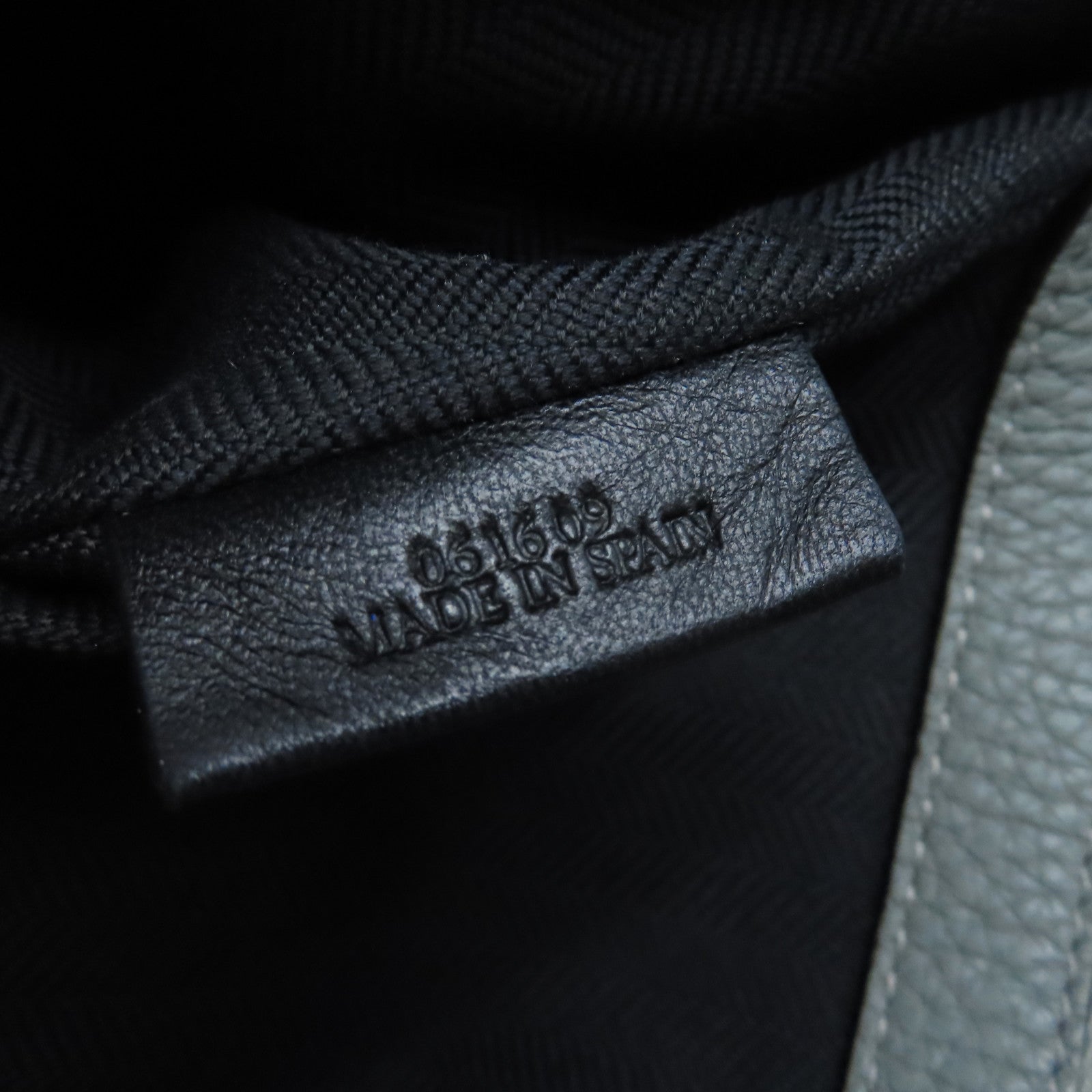 LOEWE 牛皮皮革Backpack銀扣背包灰色