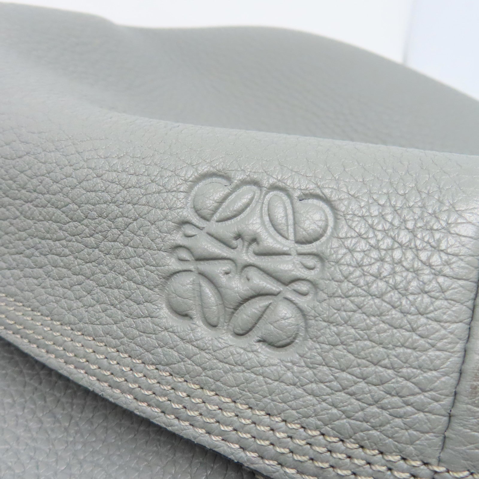 LOEWE 牛皮皮革Backpack銀扣背包灰色