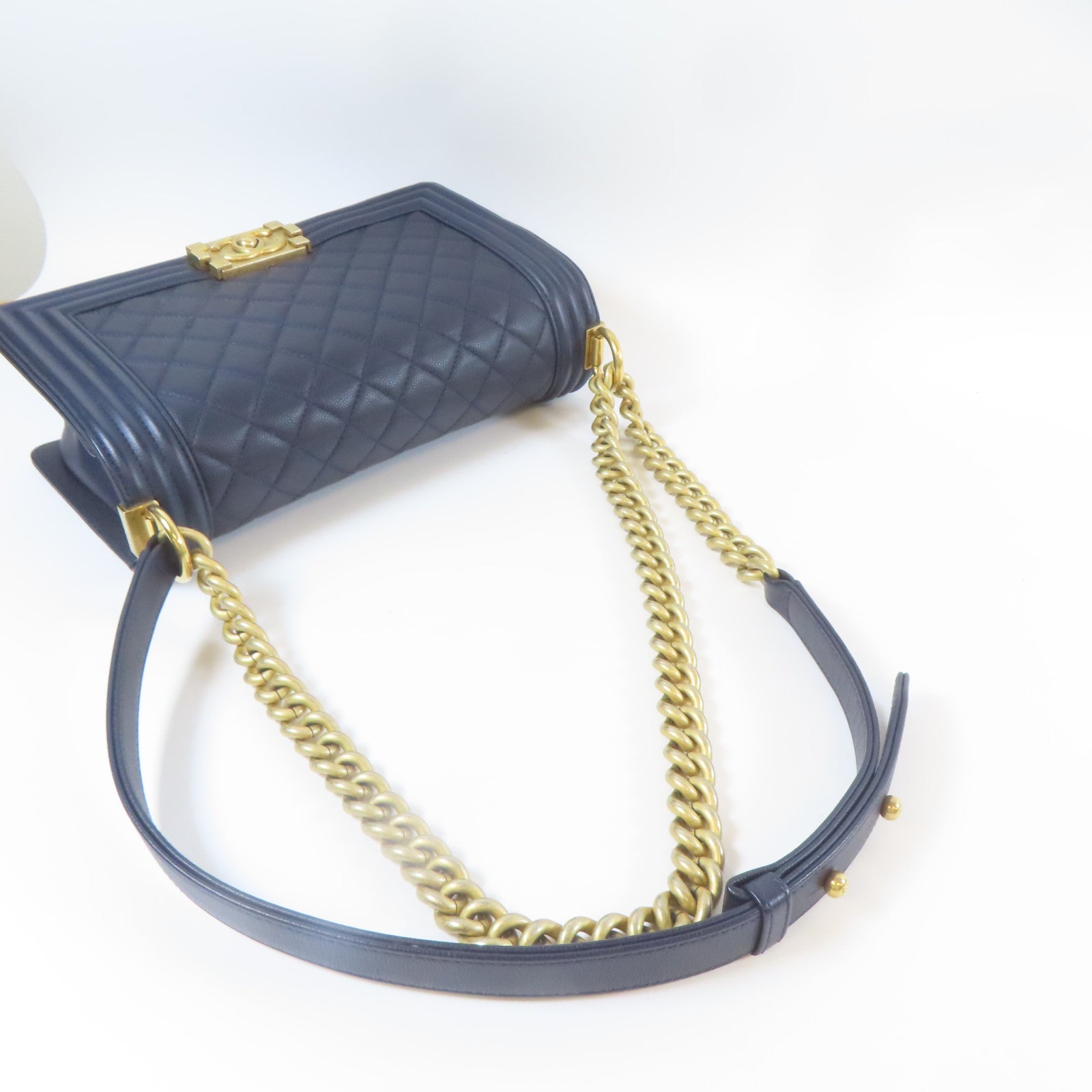 CHANEL 菱格Caviar皮革Boy Chanel金扣鏈帶肩背袋藍色
