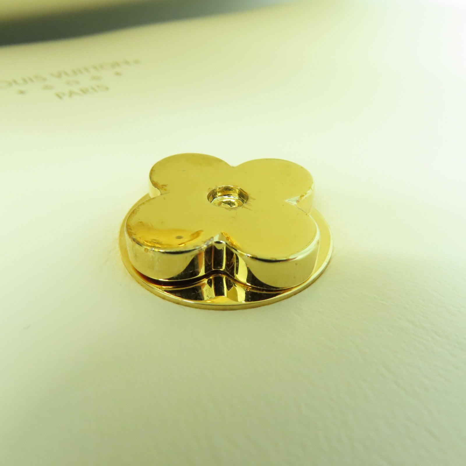 LOUIS VUITTON 牛皮皮革Pont 9 Soft PM金扣肩背袋白色