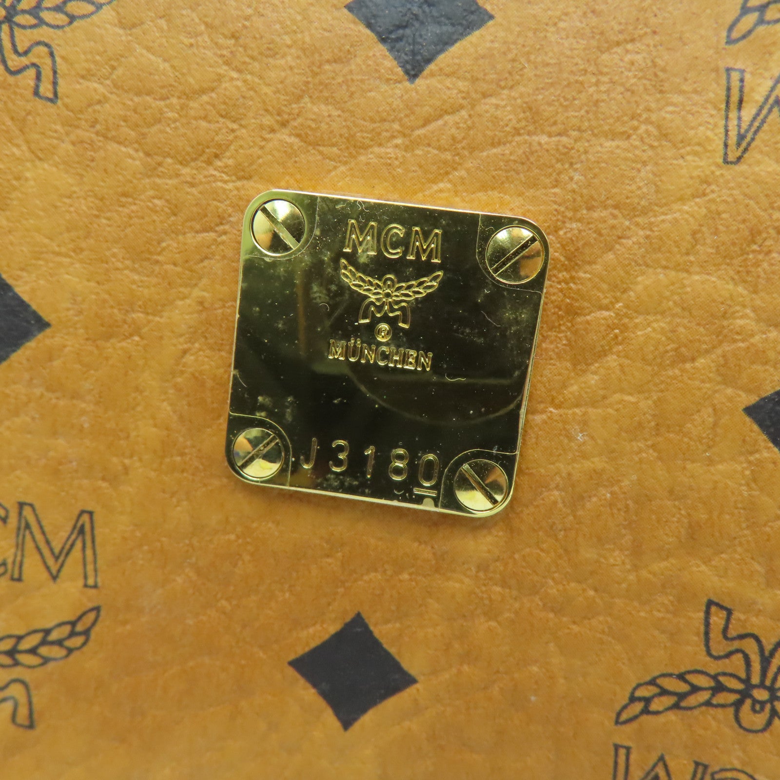 MCM 皮革Pouch金扣手拿包啡色