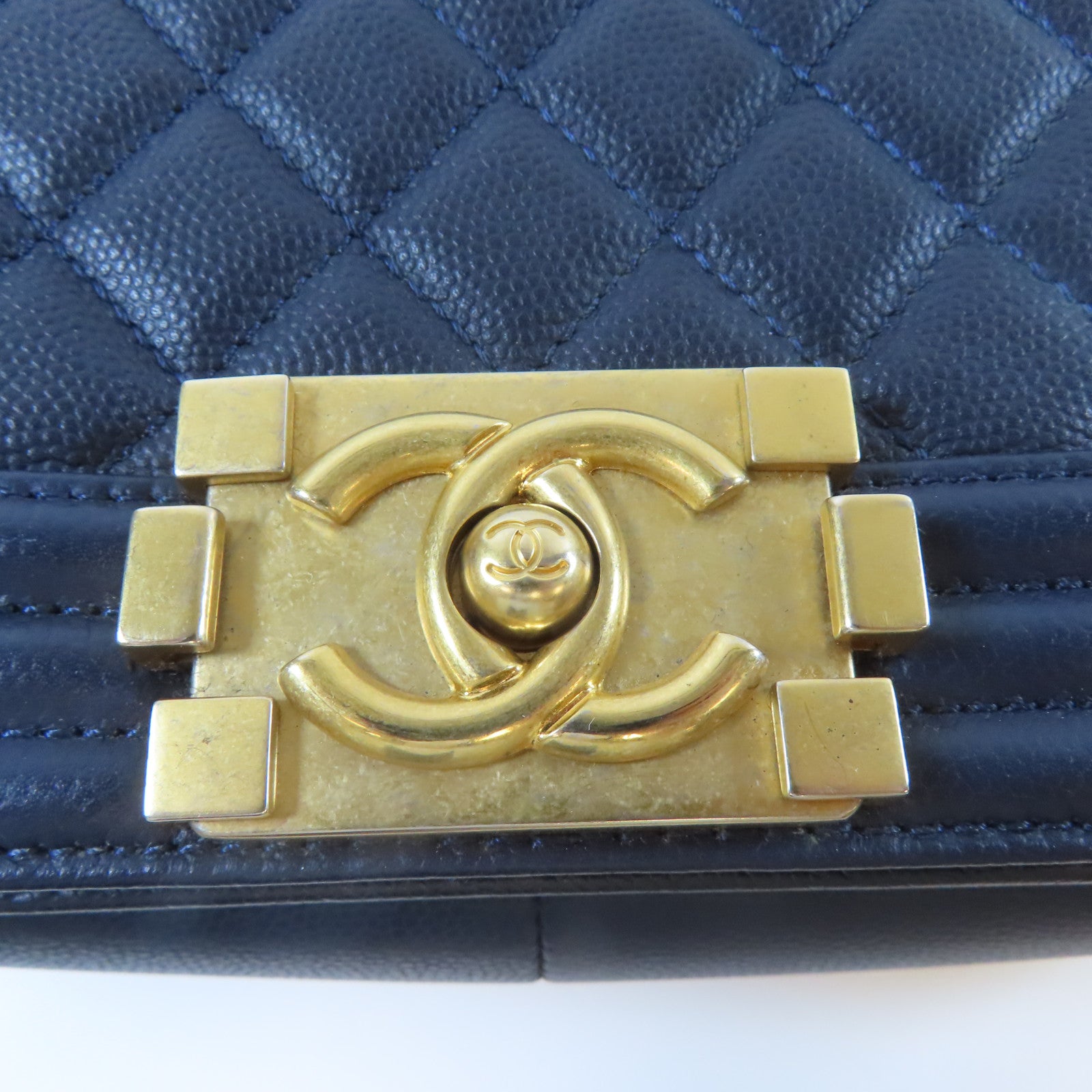 CHANEL 菱格Caviar皮革Boy Chanel金扣鏈帶肩背袋藍色