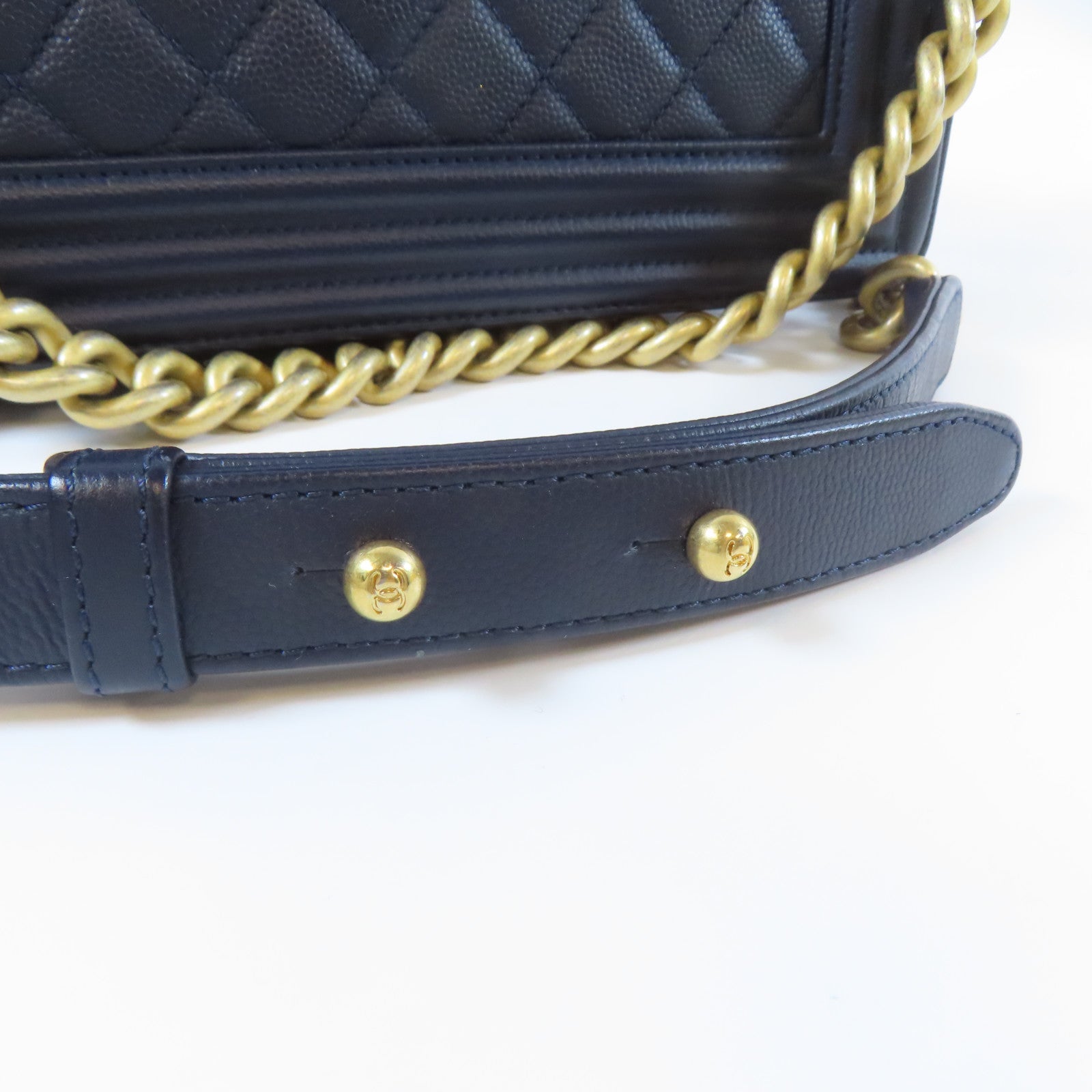 CHANEL 菱格Caviar皮革Boy Chanel金扣鏈帶肩背袋藍色