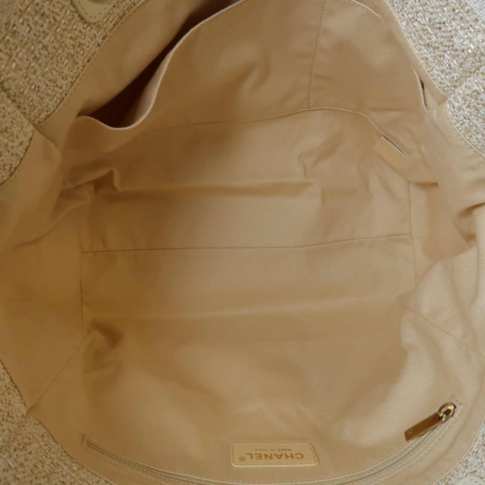 CHANEL 帆布Deauville Tote Bag金扣鏈帶肩背袋米色/金色