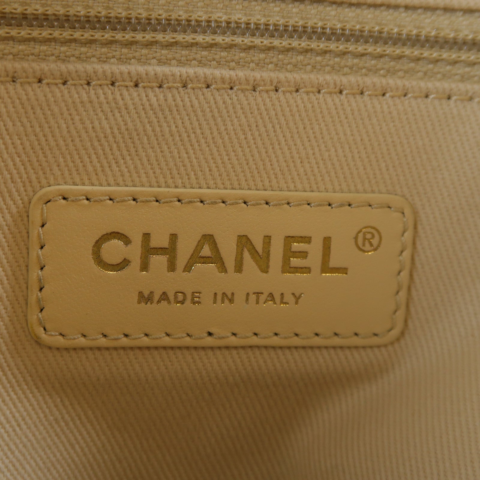 CHANEL 帆布Deauville Tote Bag金扣鏈帶肩背袋米色/金色