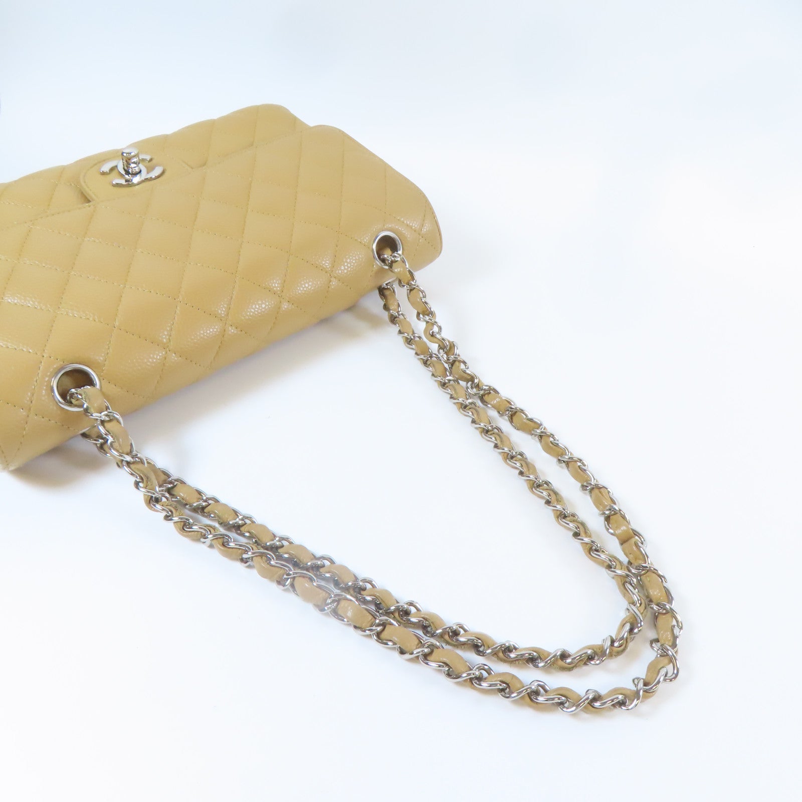CHANEL 菱格Caviar皮革Classic Flap銀扣鏈帶肩背袋卡其色