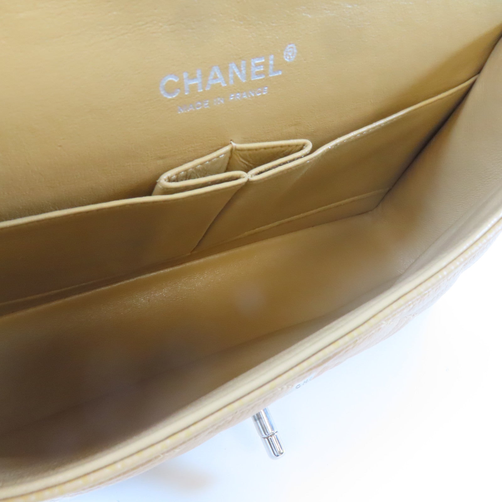 CHANEL 菱格Caviar皮革Classic Flap銀扣鏈帶肩背袋卡其色
