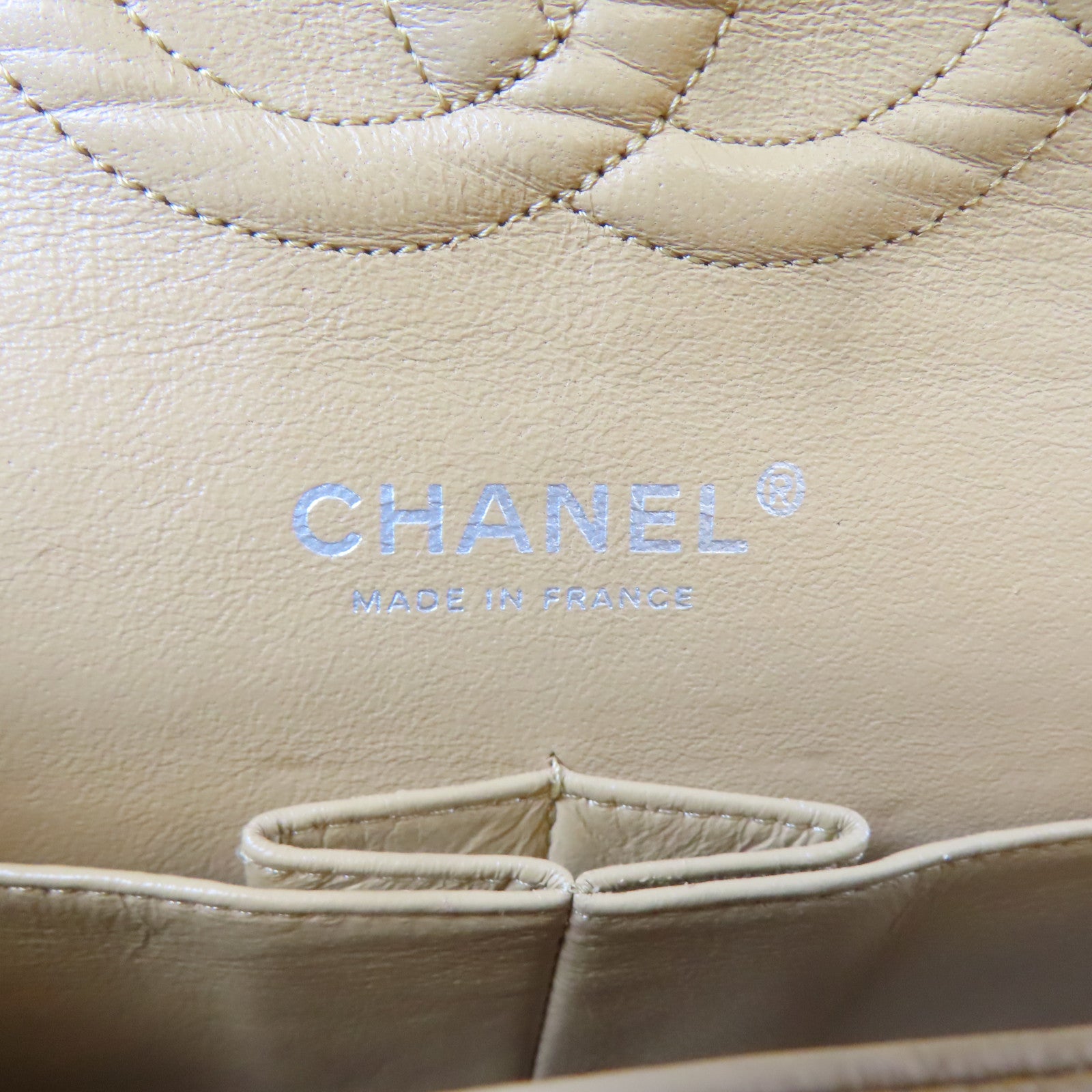 CHANEL 菱格Caviar皮革Classic Flap銀扣鏈帶肩背袋卡其色