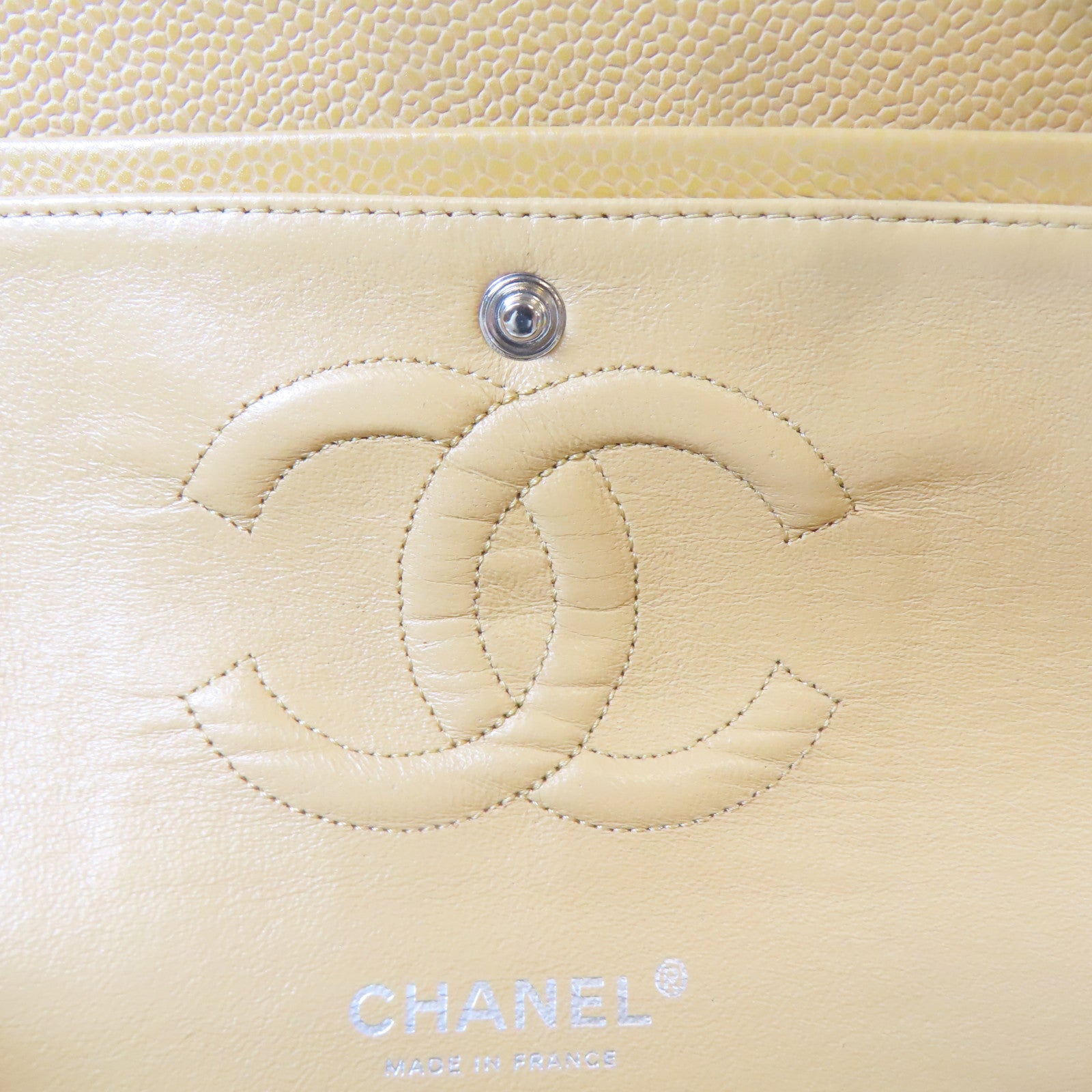 CHANEL 菱格Caviar皮革Classic Flap銀扣鏈帶肩背袋卡其色