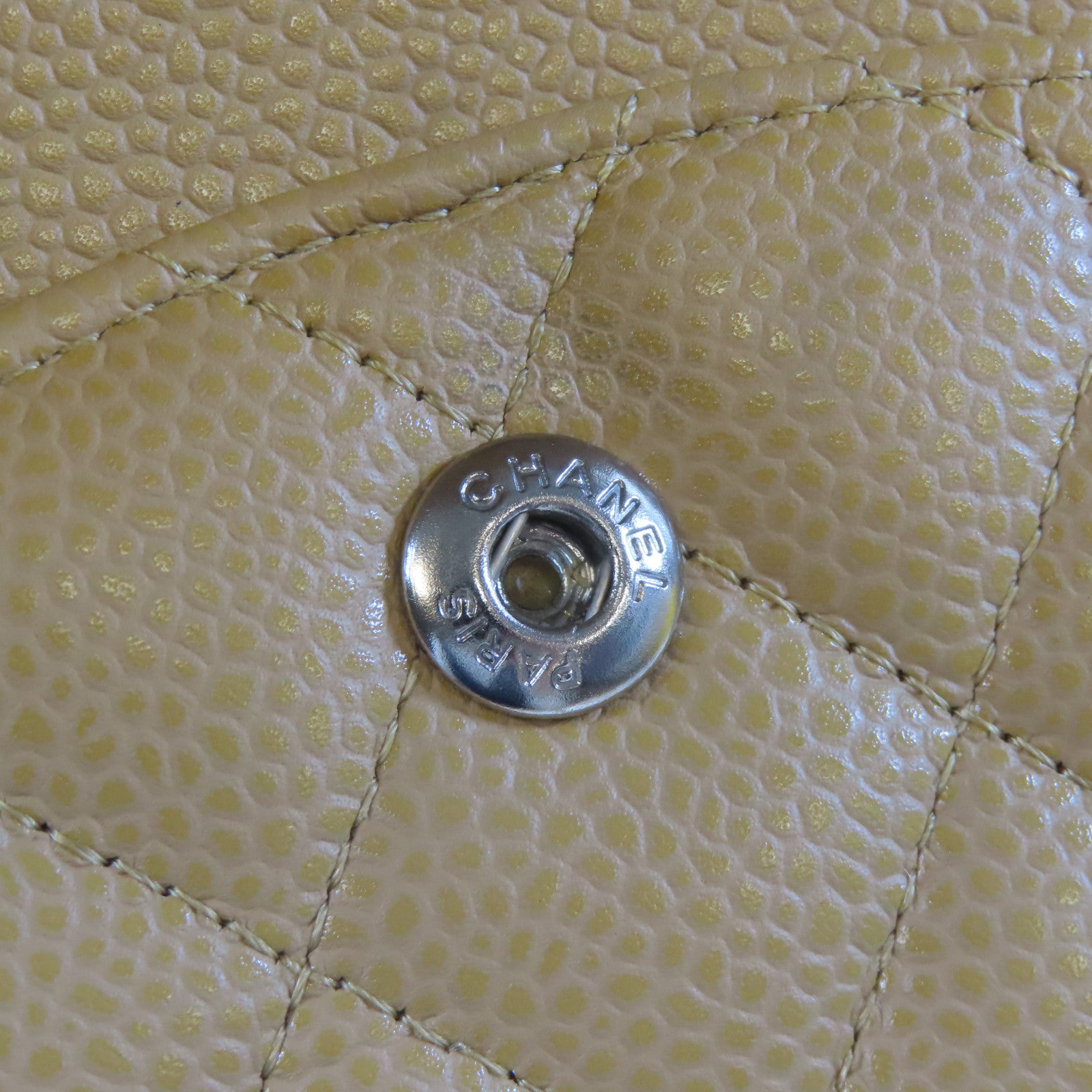 CHANEL 菱格Caviar皮革Classic Flap銀扣鏈帶肩背袋卡其色