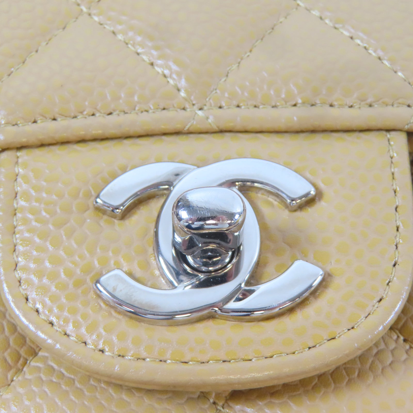 CHANEL 菱格Caviar皮革Classic Flap銀扣鏈帶肩背袋卡其色