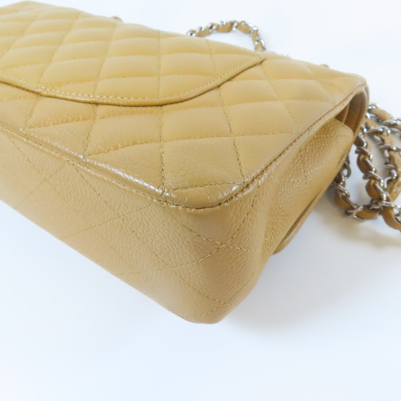 CHANEL 菱格Caviar皮革Classic Flap銀扣鏈帶肩背袋卡其色
