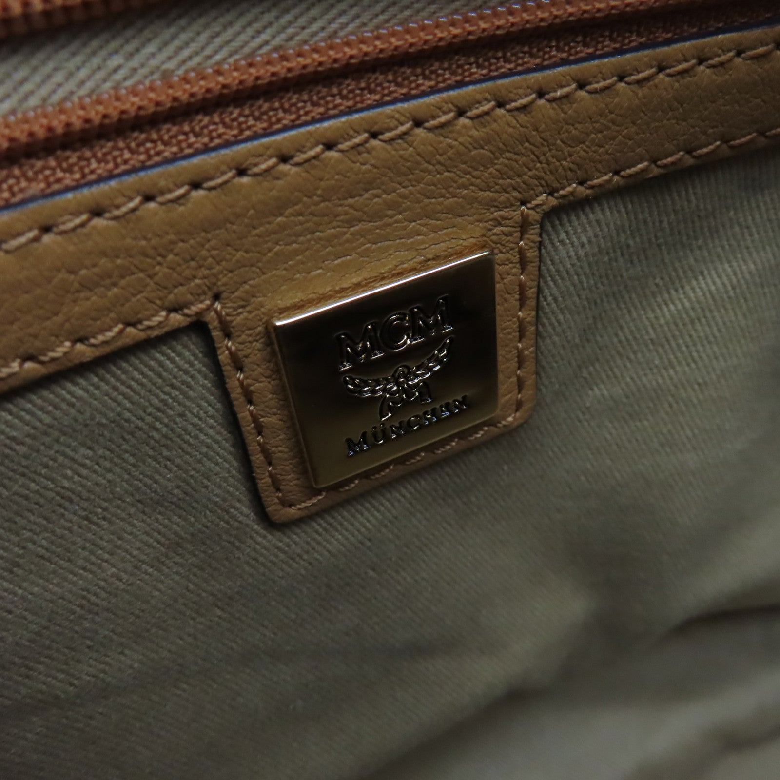 MCM 牛皮皮革Shoulder Bag金扣肩背袋啡色