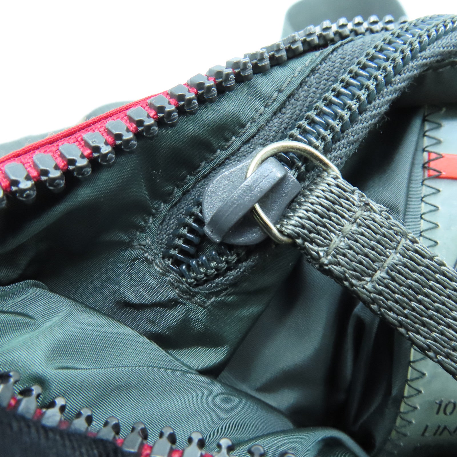 PRADA 尼龍Shoulder Bag銀扣肩背袋紅色