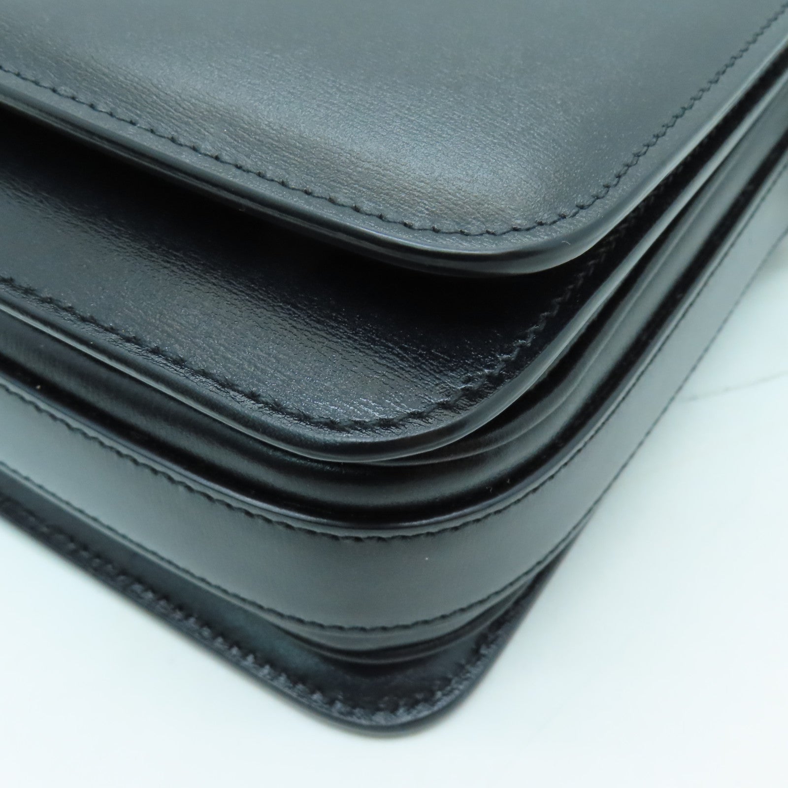 YVES SAINT LAURENT 牛皮皮革Shoulder Bag金扣肩背袋黑色