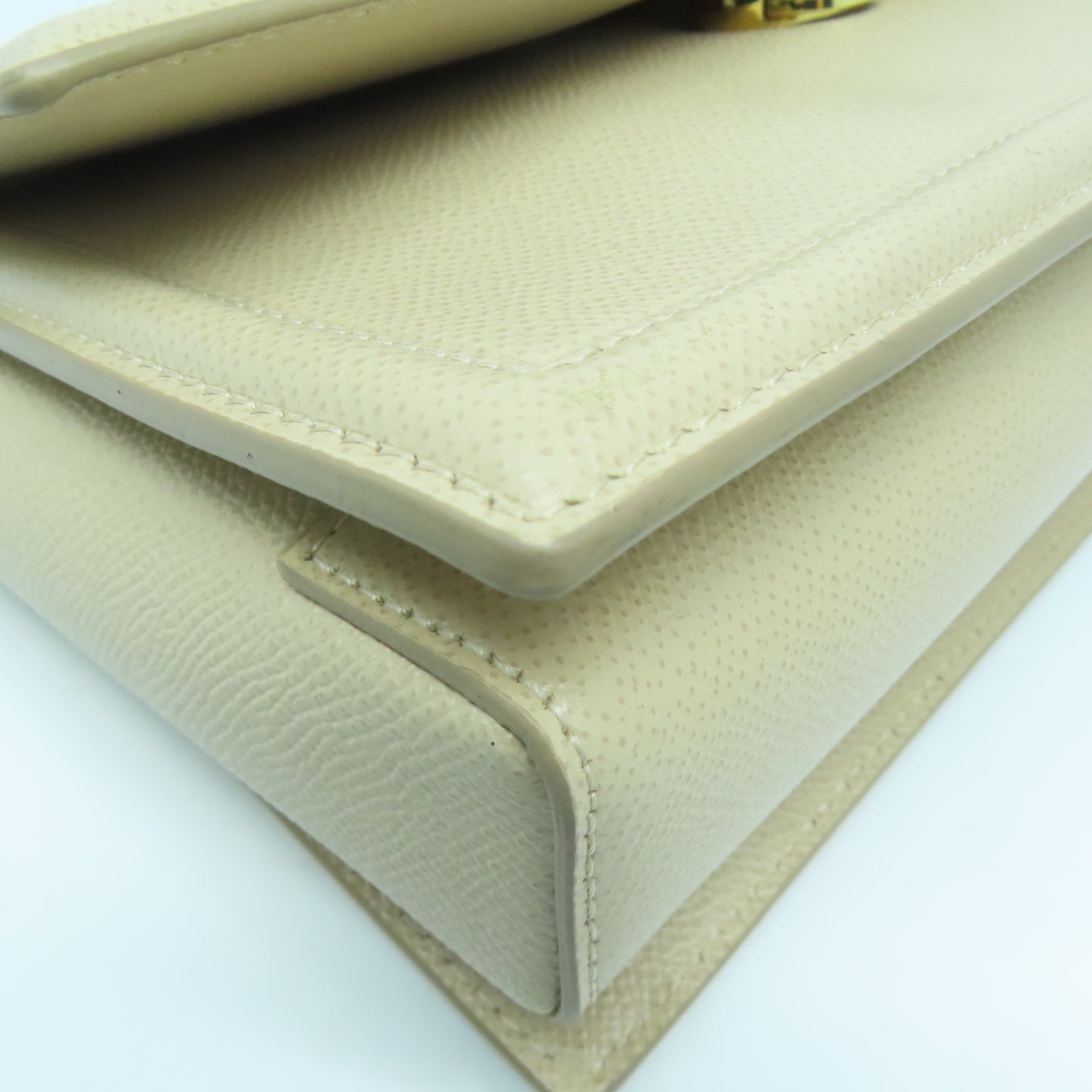 Salvatore Ferragamo 牛皮皮革Shoulder Bag金扣鏈帶肩背袋米色