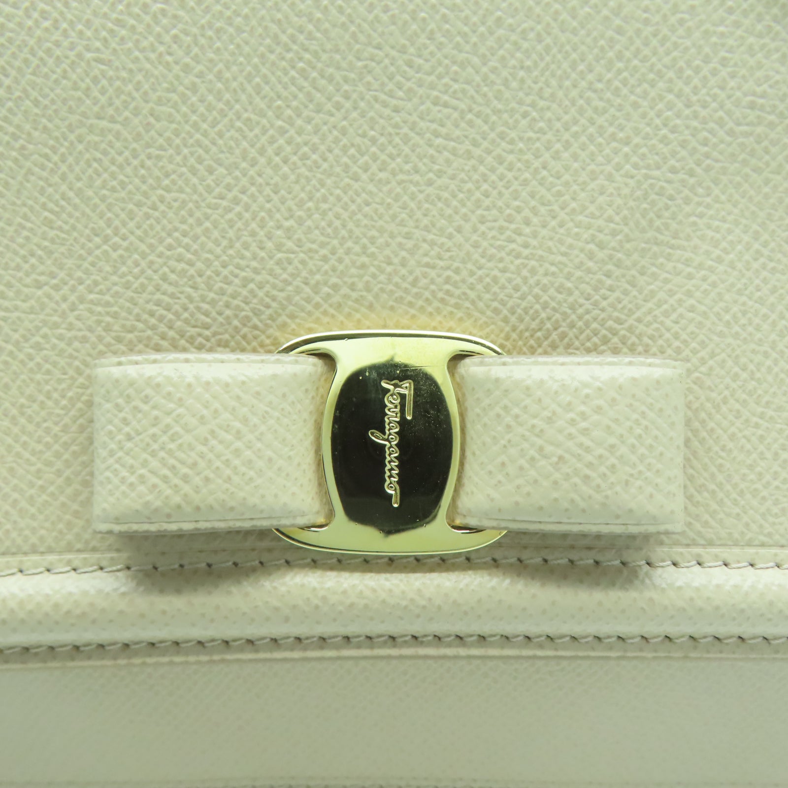 Salvatore Ferragamo 牛皮皮革Shoulder Bag金扣鏈帶肩背袋米色