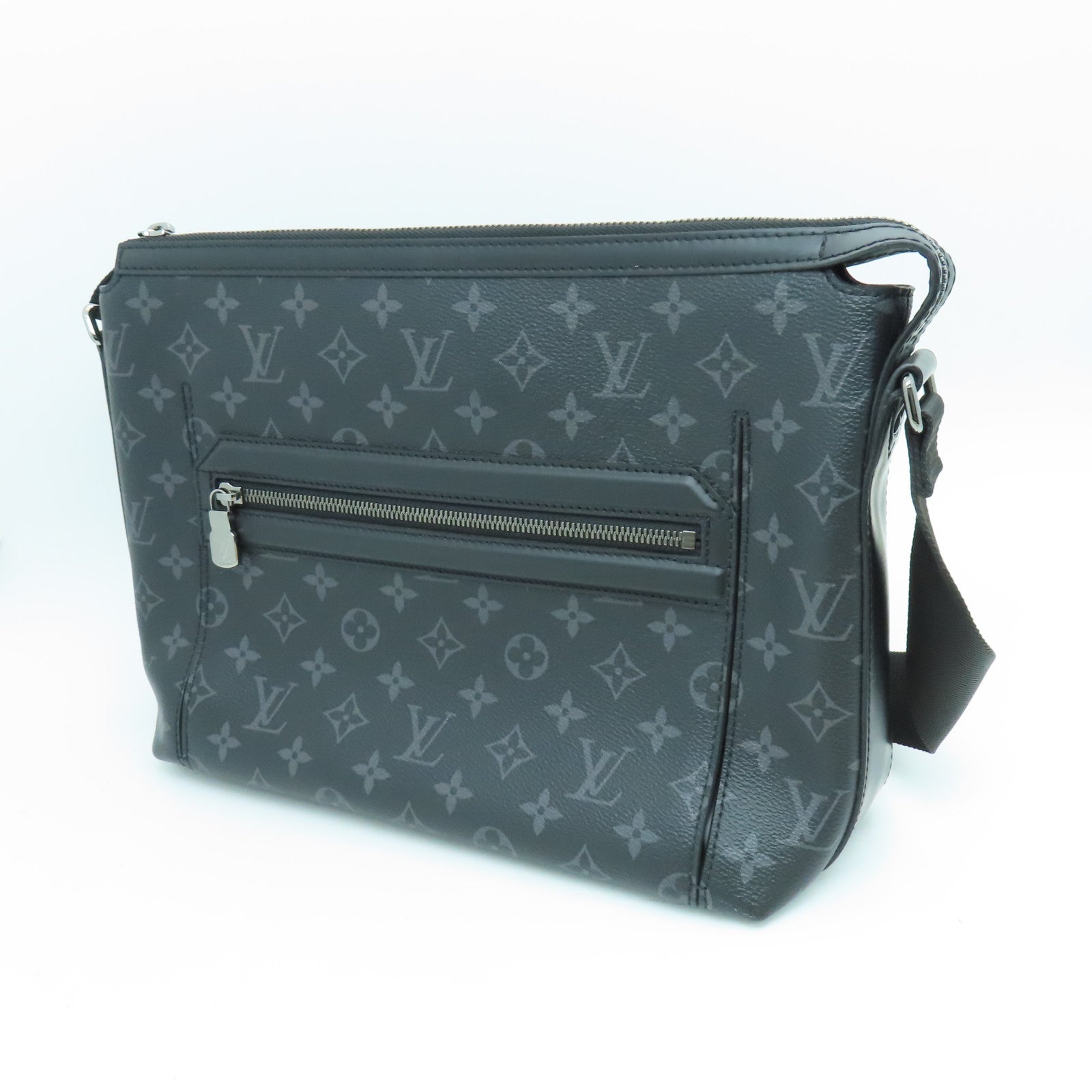 LOUIS VUITTON Monogarm Eclipse Odyssey銀扣肩背袋黑色