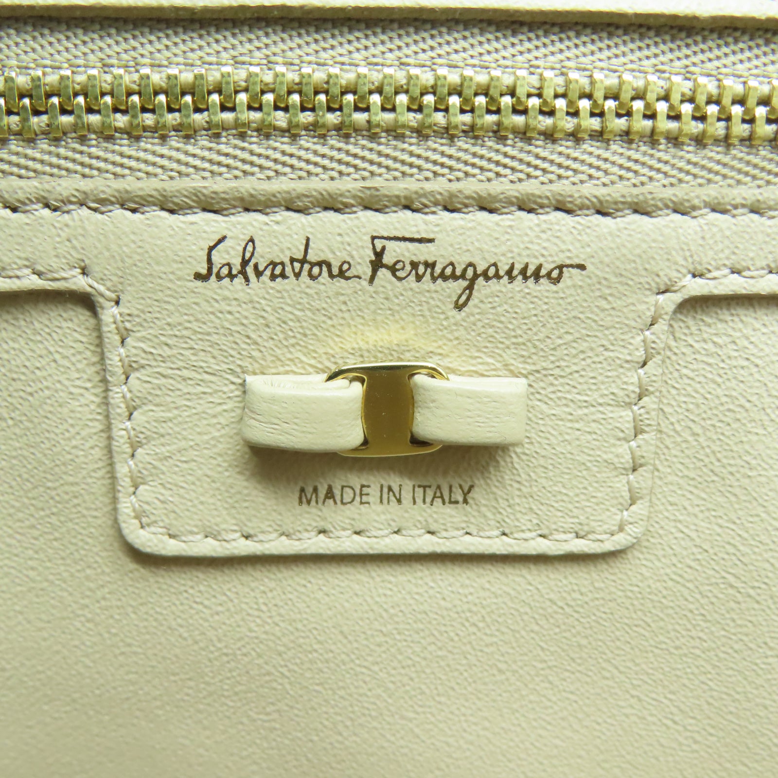 Salvatore Ferragamo 牛皮皮革Shoulder Bag金扣鏈帶肩背袋米色
