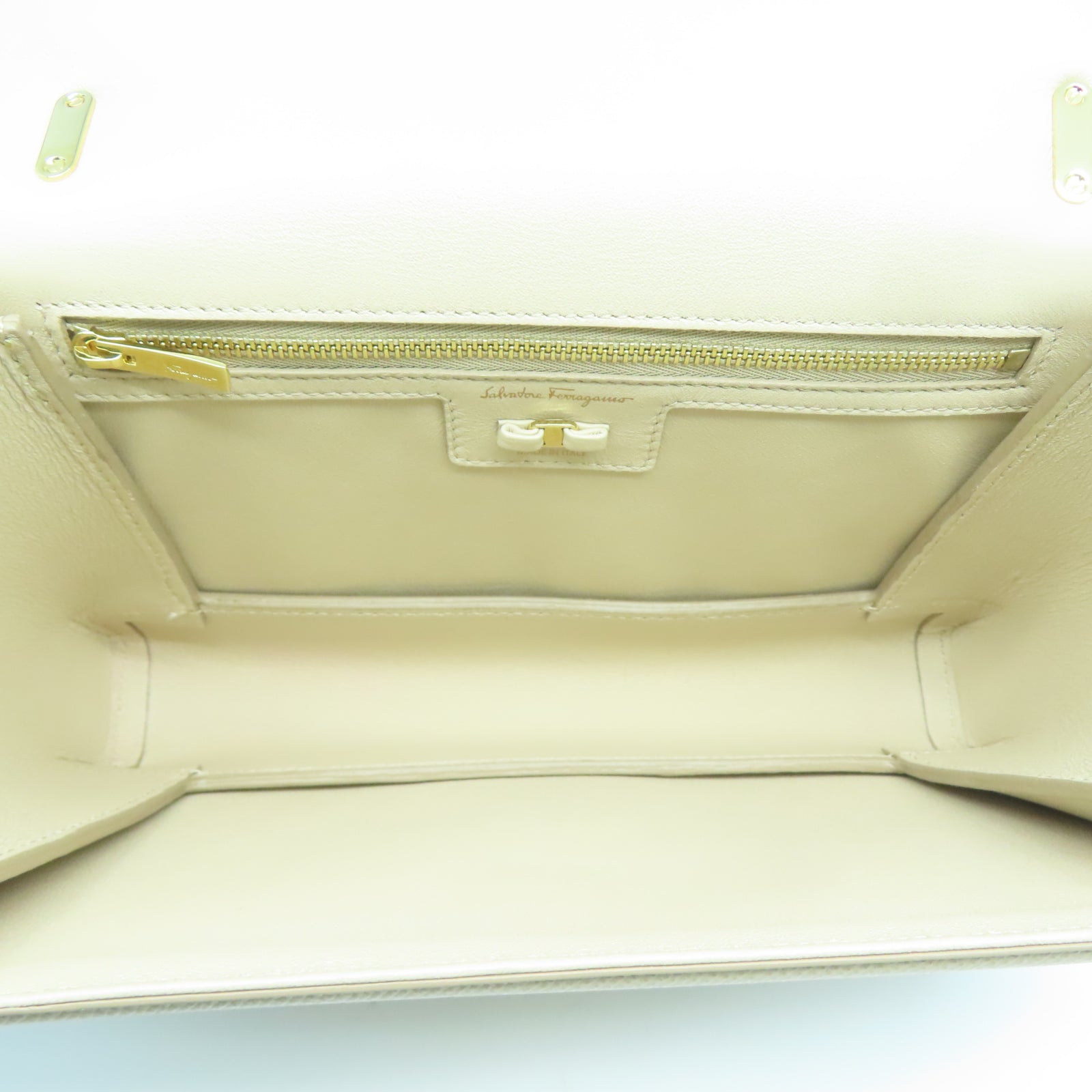 Salvatore Ferragamo 牛皮皮革Shoulder Bag金扣鏈帶肩背袋米色