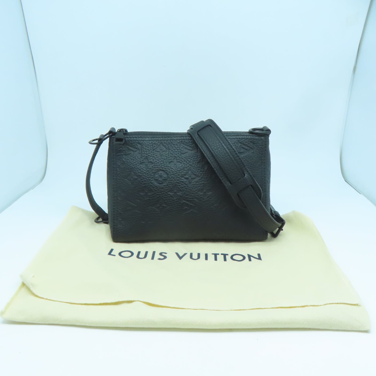 LOUIS VUITTON Monogram Taurillon Triangle Messenger黑扣肩背袋黑色