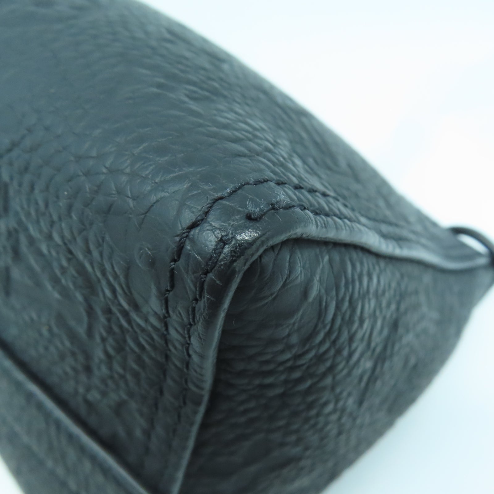 LOUIS VUITTON Monogram Taurillon Triangle Messenger黑扣肩背袋黑色
